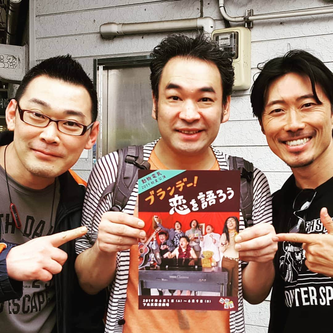 小林健一さんのインスタグラム写真 - (小林健一Instagram)「今日は公演の宣伝で母校明治大学を訪れた。活劇工房のアトリエに行ったら現役生が稽古中！若々しい！おじさん宣伝させてもらいましたよ。そして明大前の駅付近で、活劇時代の後輩にバッタリ！何たる偶然！！ #動物電気 #ブランデー！恋を語ろう」5月19日 0時16分 - kenichi_koba