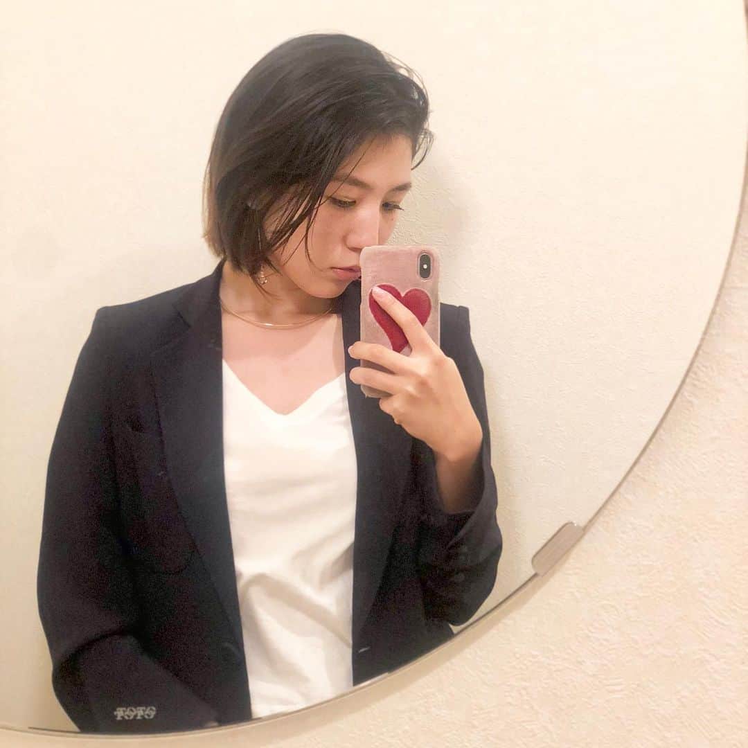 azのインスタグラム：「個人的にはロマンチックなリアリストだと思ってるので、表面フォンダン中クルスティアンなんですよ。ゆるふわに見えるけど、ね。﻿ ﻿ ﻿ 運命の人っていると思いますか？私は思います。その人に会うことで人生が動いてしまった、そう感じたら運命なんじゃないですかね。私には数人いるかな。﻿ ﻿ ﻿ とはいえそれは「私の」運命の人であり、その人にとって私は運命の人とは限らない。そのおかげで数多の名曲や名作が世に生まれたわけだけれど、現実にその歪みにぶち当たった時、ね、辛いよね。あ、結ばれるだけが運命じゃねぇんだ、おいおいそんなの少女漫画じゃ教えてくれんかったぞ？って最初は思ったよ。大丈夫今は知ってる。﻿ ﻿ ﻿ 私が赤い糸で結ばれていると思っていた人は、いつのまにか赤の他人になっていたし、きっと私のことを運命の人だと思っていただろう人は（その出会い方と再会の仕方はたしかにベタなドラマっぽいそれであったのだ）、私が手紙やメールに気がつかないふりをしたことで第2章にすら行かなかった。﻿私は運命ではなく偶然だと思っていたから。 ﻿ ﻿ 運命なんてそんなもの。ロマンスなんて独りよがり。﻿ ﻿ ﻿ あぁ、だったら美しいものは美しいままにしておきたいな、と思っている。壊す過程に見出す美しさも知っている。散った破片を大切に飾っておくのも美しい。﻿ ﻿ ﻿ あなたの運命の人は美しいままですか？﻿ ﻿ ﻿ #運命の人﻿ #ショートヘア #最近はまってる #イケメン風 #いい女風 #中身 #ゆるふわ #ジャケット #carven」