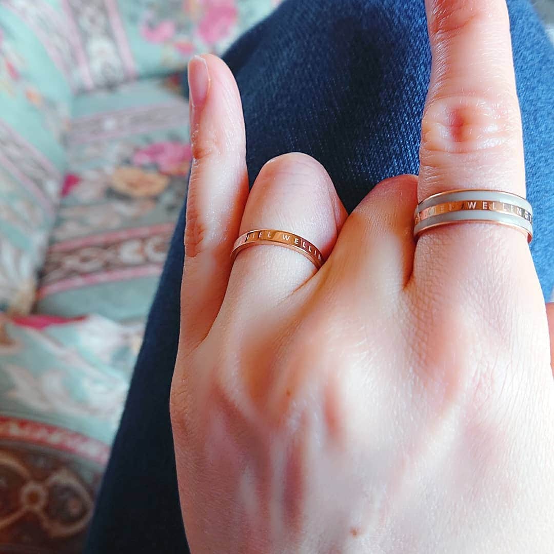 Yukiさんのインスタグラム写真 - (YukiInstagram)「Daniel Wellingtonの新作のリングClassic Ringコレクション！ 私はClassic RingとDesert sandのデザインをお願いしました。ユニセックスです。リングは好きなので色々持っているのですが、こちらはシンプルかつゴージャスな感じで、色んなファッションに合いそうですね♥️指輪好きなので嬉しい！ 写真用に左手に着けてますが、普段はギタリストなので指輪は全部右手派です。  公式サイトのみで使える15％OFFクーポンコードは「gtyuki」（7/31まで有効） 良かったら使ってください。  @danielwellington #ダニエルウェリントン #DW手元ルックス　#DW新作リング #D_Drive #yuki #guitarplayer  https://www.danielwellington.com/jp」5月19日 0時26分 - d_drive_gt_yuki