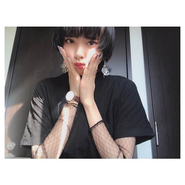 小林弥生さんのインスタグラム写真 - (小林弥生Instagram)「. . 本日質問があったので お答えします☺︎☺︎ . 最近カラコンまた使い始めたの♡ . 気分で瞳の色を変えてみるのも メイクのひとつとして 楽しんでいきたいなという気持ちで 付けたりしてます( ◜ ꒳ ◝ )♡ . なに使ってるの？って 聞いてもらうこともあって お答えしたいと思います☺️ . . LUCE Niji Series  ミスティックオーロラ を使ってます👀 . オーロラカラーだから 何色と言われると難しいけど 7色使われてるみたいです！ . 着色直径が12.7mmと 小さいので(周りは透明で輪郭はありません) 瞳の大きさと同じで 馴染みも良くて気に入ってます😌！ . 潤いもあって 長時間付けてもあたしは大丈夫だった！ . あとは 光に当たるとカラー出るけど 割と陰だとそんなにって感じかな？ . . 瞳を大きくしたい人には不向きだけど 私は三白眼なので そこは無くしたくないなぁと… . 昔は瞳が小さいこと そして少し内斜視なのが コンプレックスで少し大きくなる ディファインとか使ってたけど 自分にとってはコンプレックスでも 割とみんな気にしてないんだなって 気付いてからは コンプレックスも良さじゃんみたいな？ . やっぱりカラコンって 好き嫌いあるけど あたしはいいと思うんだよね！ それで可愛くなれた！かっこよくなれた！って 思えるならそれは自信になるし 楽しんだもん勝ちじゃないかな？☺️ . オシャレしてダメなんてないんだもんね🥰❤️ . . #カラコン #カラコンレポ  #カラーコンタクト #ナチュラルカラコン  #メイク #make #makeup」5月19日 0時22分 - yaaachan_k