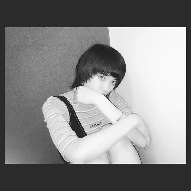 小林弥生さんのインスタグラム写真 - (小林弥生Instagram)「. . 本日質問があったので お答えします☺︎☺︎ . 最近カラコンまた使い始めたの♡ . 気分で瞳の色を変えてみるのも メイクのひとつとして 楽しんでいきたいなという気持ちで 付けたりしてます( ◜ ꒳ ◝ )♡ . なに使ってるの？って 聞いてもらうこともあって お答えしたいと思います☺️ . . LUCE Niji Series  ミスティックオーロラ を使ってます👀 . オーロラカラーだから 何色と言われると難しいけど 7色使われてるみたいです！ . 着色直径が12.7mmと 小さいので(周りは透明で輪郭はありません) 瞳の大きさと同じで 馴染みも良くて気に入ってます😌！ . 潤いもあって 長時間付けてもあたしは大丈夫だった！ . あとは 光に当たるとカラー出るけど 割と陰だとそんなにって感じかな？ . . 瞳を大きくしたい人には不向きだけど 私は三白眼なので そこは無くしたくないなぁと… . 昔は瞳が小さいこと そして少し内斜視なのが コンプレックスで少し大きくなる ディファインとか使ってたけど 自分にとってはコンプレックスでも 割とみんな気にしてないんだなって 気付いてからは コンプレックスも良さじゃんみたいな？ . やっぱりカラコンって 好き嫌いあるけど あたしはいいと思うんだよね！ それで可愛くなれた！かっこよくなれた！って 思えるならそれは自信になるし 楽しんだもん勝ちじゃないかな？☺️ . オシャレしてダメなんてないんだもんね🥰❤️ . . #カラコン #カラコンレポ  #カラーコンタクト #ナチュラルカラコン  #メイク #make #makeup」5月19日 0時22分 - yaaachan_k