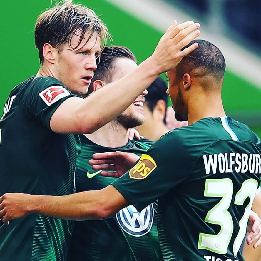 VfLヴォルフスブルクさんのインスタグラム写真 - (VfLヴォルフスブルクInstagram)「8 für 6 💚 #immernurdu #vflwolfsburg #arbeitfussballleidenschaft」5月19日 0時23分 - vfl.wolfsburg