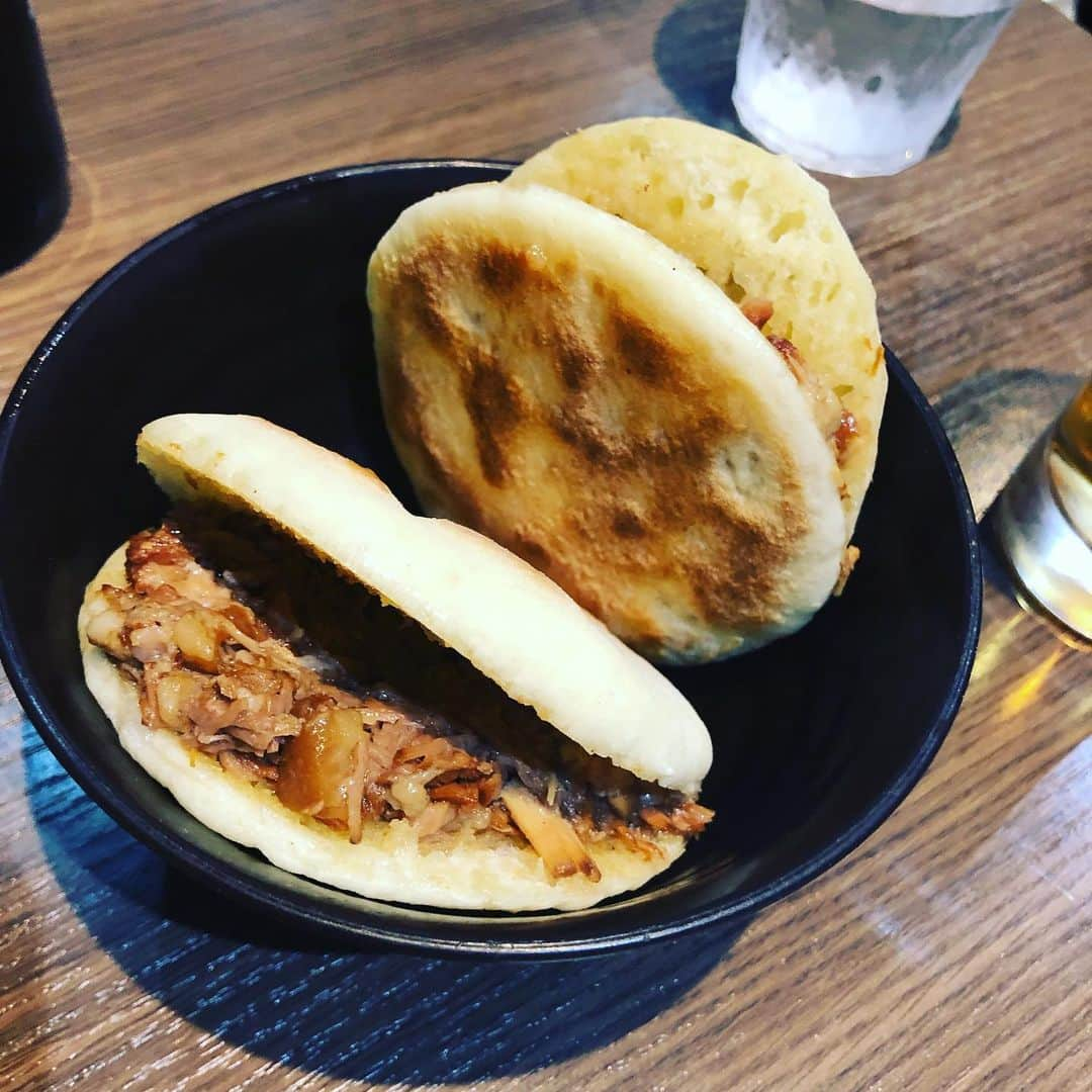 久保ミツロウさんのインスタグラム写真 - (久保ミツロウInstagram)「こないだ池袋の西安料理に行って河南料理を食べてしまったので、河南料理のある店で烩面を再び。目当ての河南名物烩面(ホイメン)は干し豆腐、春雨もちゃんと入ってて昆布の細切りまで！安心の羊臭さに大満足の美味しさです！西安名物の肉夾饃(ロージャーモー)もあって美味しい〜世界には色んなバンズがあるんだな…。涼皮も暑い日に食べると最高。ゴーヤの卵炒めもシンプルに美味いね。鶏すごい量だった！ あ〜いつか中国本土で食べたい…。」5月19日 0時24分 - kubomitsurou