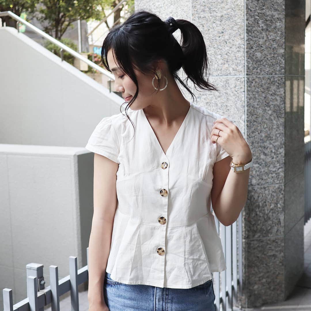 Eri Satoのインスタグラム：「offwhite×denimコーデ  先日も着ていた @titivatejp の #フレンチスリーブペプラムブラウス 今回はデニム合わせ👖  ペプラムがあるとちょっと華奢に見える気がする🙌 どんなボトムにでも合うから着まわししやすいよ～💕 娘ともリンクしたからまたアップしますね✨ · #titivate#ティティベイト#stylepoint #titivatestyle #style#fashion#ootd#outfit #code#coordinate#stylepoint#instafashion#instagood#instalike#ファッション#コーディネート#コーデ#プチプラ#プチプラコーデ #今日の服#今日のコーデ#ママコーデ#パンツコーデ#fashion#カジュアルコーデ#シンプルコーデ#シンプルファッション #デニムコーデ #おしゃれさんと繋がりたい #おしゃれ好きな人と繋がりたい#ootd#大人カジュアル」