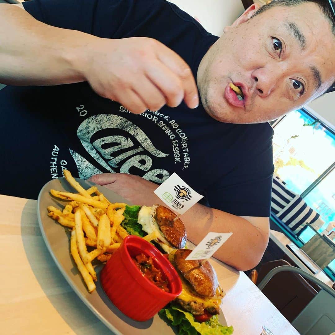 山本圭壱さんのインスタグラム写真 - (山本圭壱Instagram)「デブ卒業 からのハンバーガー でもよく見てごらん。 このバーガーは マッシュルームバーガーなんですよ。ポテトはこの後向かいの席のおじさんが食べました。 #山本圭壱 #テディーズビガーバーガー原宿表参道店」5月18日 15時32分 - yamamogt