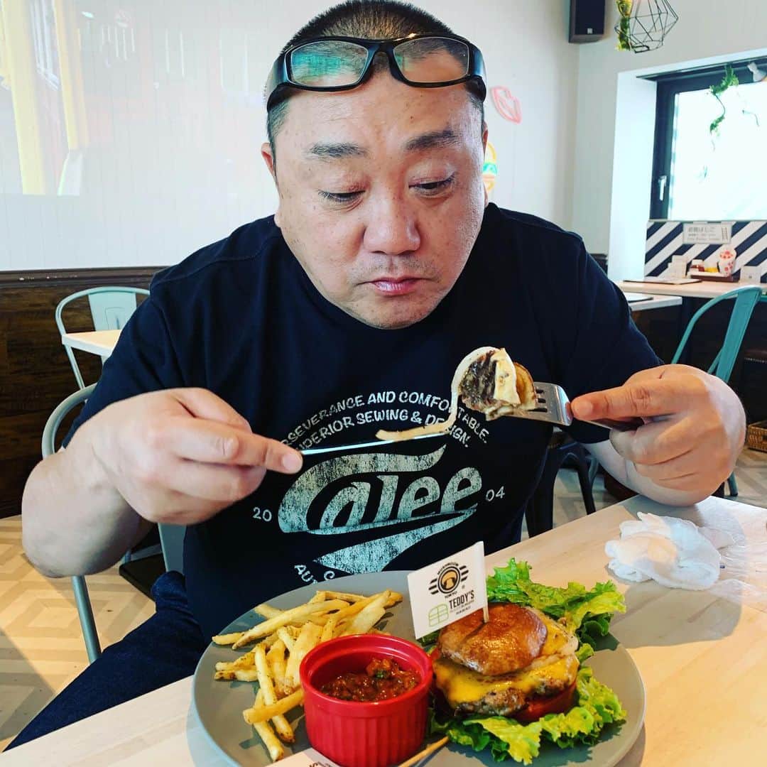 山本圭壱さんのインスタグラム写真 - (山本圭壱Instagram)「デブ卒業 からのハンバーガー でもよく見てごらん。 このバーガーは マッシュルームバーガーなんですよ。ポテトはこの後向かいの席のおじさんが食べました。 #山本圭壱 #テディーズビガーバーガー原宿表参道店」5月18日 15時32分 - yamamogt