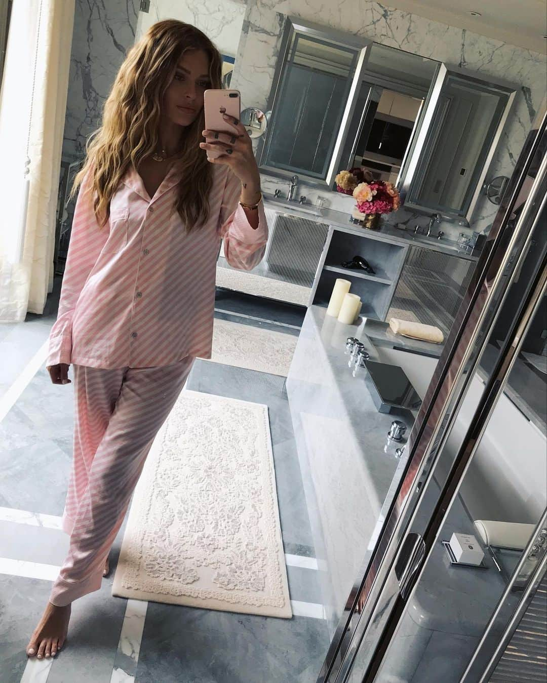 Caroline Receveurさんのインスタグラム写真 - (Caroline ReceveurInstagram)「Good Morning from my happy place ( and my dream bathroom )  @fsgeorgevparis 💕 Pyjama @victoriassecret」5月18日 15時26分 - carolinereceveur