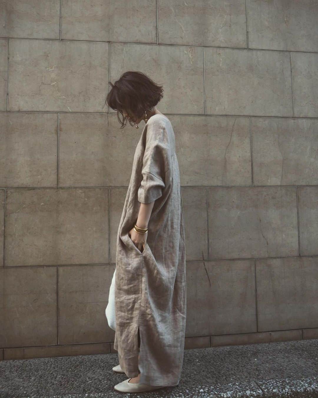 JUNNAのインスタグラム：「・ ゆっくりお散歩できる軽くて優しいお洋服。 作ってよかった...😌 ・ ・ ワンピース/ #コンフォタブルリネンドレス ピアス / #ドロップスウェイピアス バッグ / #laurenmanoogian シューズ / #ETRÉフラットシューズ  お洋服の詳細は 【JUNNA official LINE BLOG】にUPしています。 #156cm  #junna👠 #etretokyo #2019etreSS」