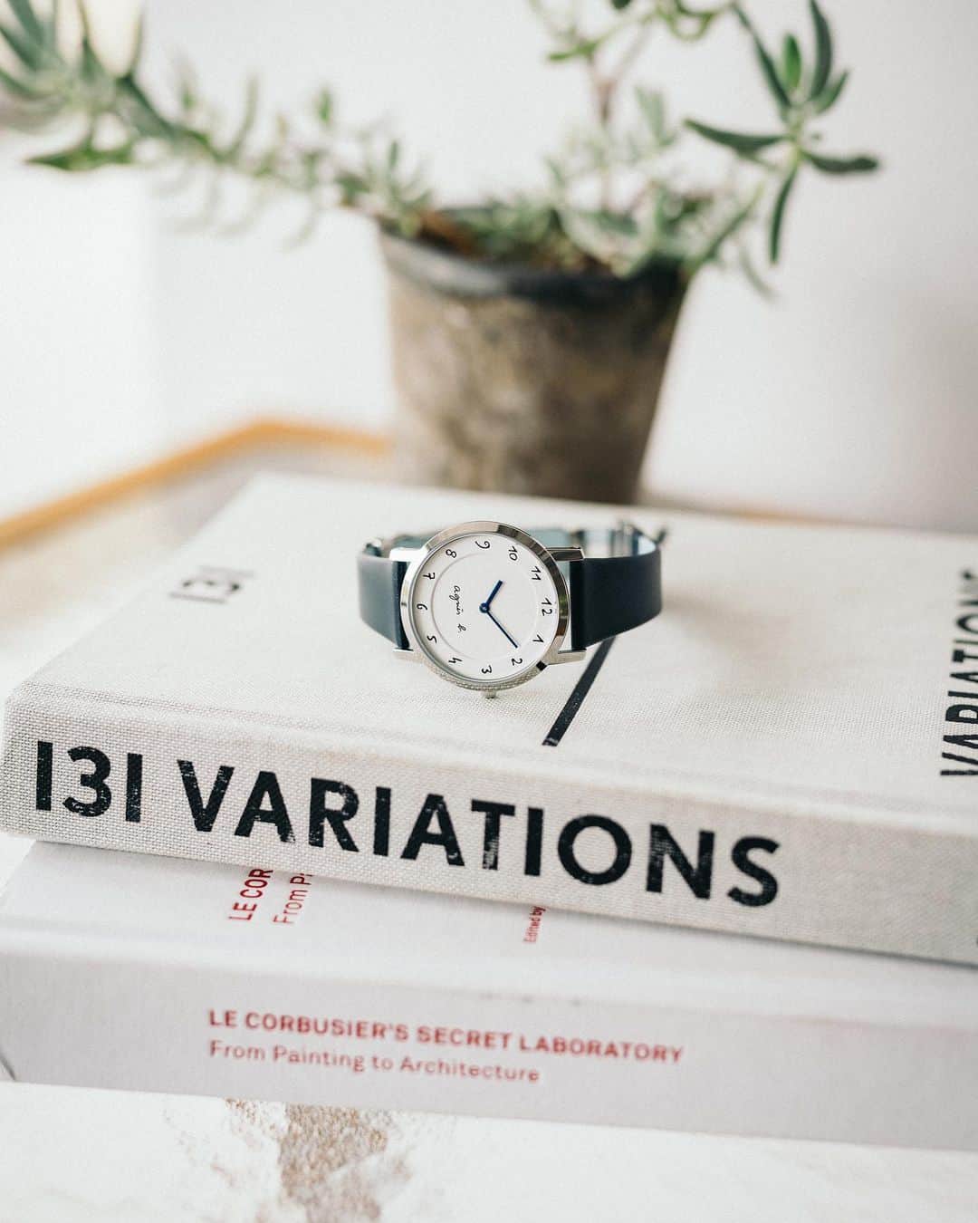 のインスタグラム：「【FRENCH EXCLUSIVE COLLECTIONS】﻿ ﻿ 今季で25周年を迎えたEDIFICEは、根幹である"フランス"に改めてフォーカスし、 フランスブランドとの別注アイテムを数多く展開しています。 ﻿ ﻿ 芸術大国として知られるフランスはファッションにもそのエッセンスが受け継がれており、シックで洗練されたデザインが特徴。 エディフィス特有のコンテンポラリー感をプラスして提案致します。 ﻿ ﻿ この25周年という節目の年にリリースされる、EDIFICEだけのスペシャルアイテムは、プロフィール🔗よりご覧ください。﻿ ﻿ ﻿ ﻿ ﻿ Wrist watch : 【agnes b. 】¥23,000+tax﻿ ﻿ ﻿ ﻿ ﻿ ﻿ ﻿ ﻿ #edifice #agnesb #unisex #specialedition #exclusive #wristwatch #collaboration #exclusive #mensfashion #mensstyle #menswear #menswatch #menwithclass #menwithstyle #mensclassic #simpledesign #minimaldesign #mensclothing #mensclothes #dapper #dapperman #dapperstyle #エディフィス #エディフィス別注 #アニエスベー #腕時計」