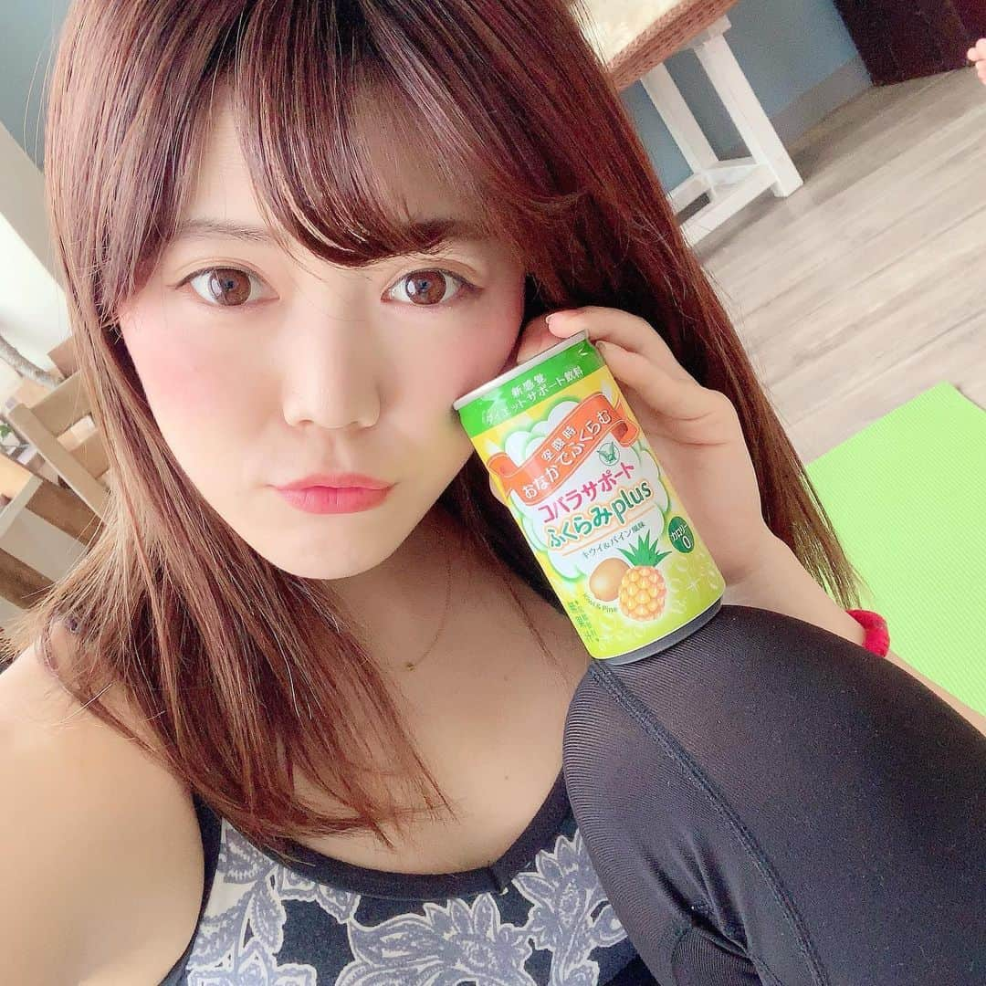 上坂由莉さんのインスタグラム写真 - (上坂由莉Instagram)「. . 大正製薬コバラサポート×FiNCの ダイエットチャレンジ企画👩‼️ 日々メンバーと連絡を取り合いながら 楽しく励まし合いながら継続中です🤗☀️ . 私は甘いもの食べたくなったらりんご風味🍎🍏 すっきりした物が食べたい時はキウイ&パイン風味🍍🥝 元気が欲しい時はエナジー系の"R"と 気分に合わせて楽しく続けられてます👩✨ . メンバーの中には子育てで食事の時間が不規則だけど お腹すいた時に手軽に飲めて助かると言う声や デスクに常備！お仕事中にお腹すいた時に飲んでる‼️など 皆さん生活の中に無理なく取り入れられてるみたい👩‼️ . ストレスなく続けられる事が一番ですね💓 皆さんのお気に入りは何かなぁ？🍎🍏🍍🥝☀️ 飲んだことある方は是非教えてくださいね💓 . #FiNCアンバサダー #コバラサポート #ダイエットチャレンジ #PR #yoga #yogainstructor #bodymake #ヨガ #ヨガインストラクター」5月18日 15時45分 - yuri_yoga.727