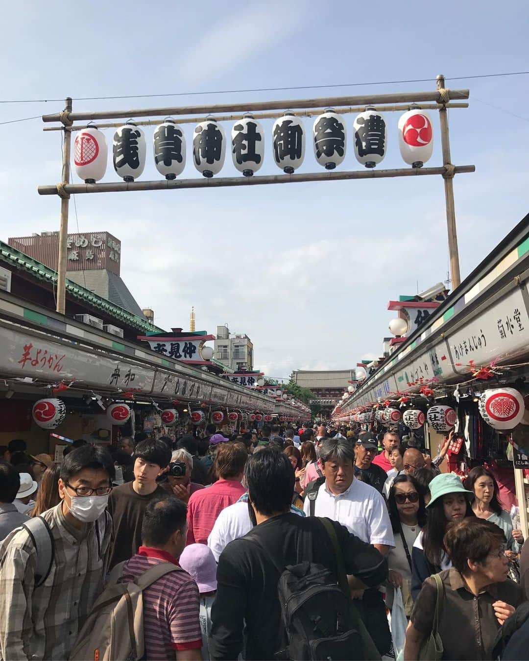 ダンドイ舞莉花さんのインスタグラム写真 - (ダンドイ舞莉花Instagram)「Being a tourist!  #浅草 #三社祭 #asakusa #japan #ただの観光客 #おみくじ引いたら #凶だった #なみだ」5月18日 16時28分 - mdandoy18