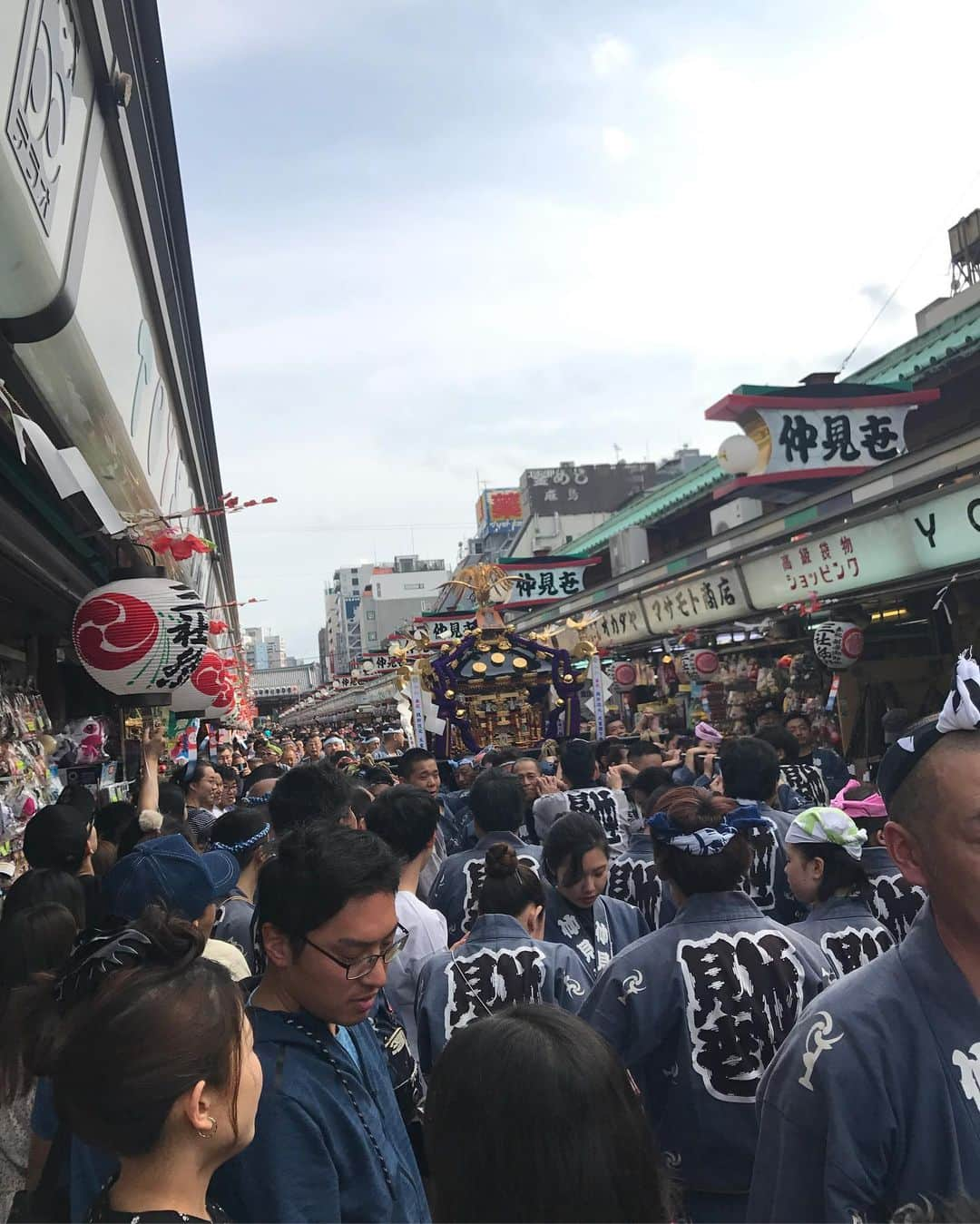 ダンドイ舞莉花さんのインスタグラム写真 - (ダンドイ舞莉花Instagram)「Being a tourist!  #浅草 #三社祭 #asakusa #japan #ただの観光客 #おみくじ引いたら #凶だった #なみだ」5月18日 16時28分 - mdandoy18