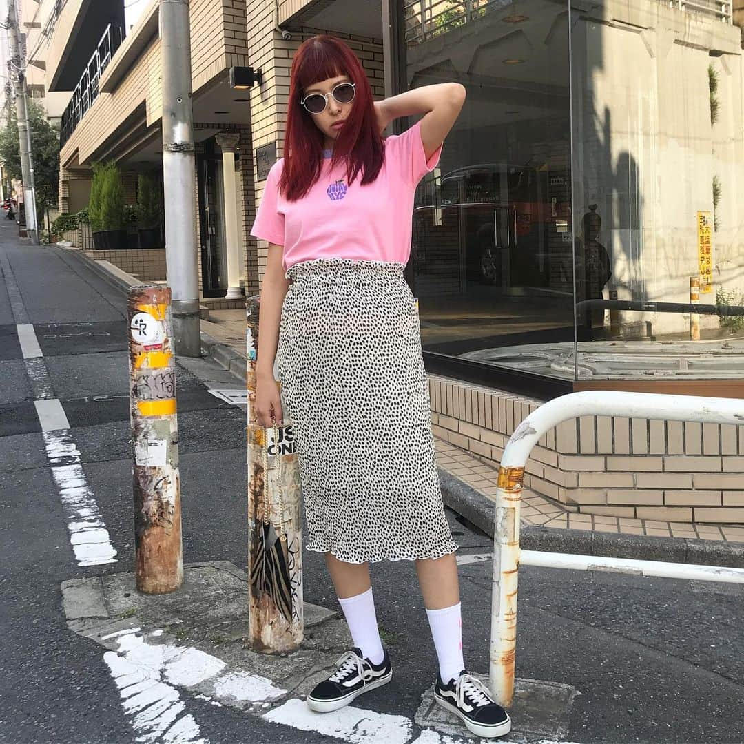 知念美加子さんのインスタグラム写真 - (知念美加子Instagram)「Coordinate 😋 ・ ・ 90sのちょいレトロな気分の時⛸ リンガーTのピンクとパープルの配色もかわええ💗💜 ・ ・ T shirt @xgirljp  Skirt @dholic_official  Sunglasses @a.d.s.r._official  Sox @bedwin_official  Bag @adinamuse  Sneaker @vansjapan ・ #coordinate #ootd #fashion #stylist #ちねんすたいる #マタニティコーデ？ #オシャレは自由」5月18日 15時59分 - chinenmikako