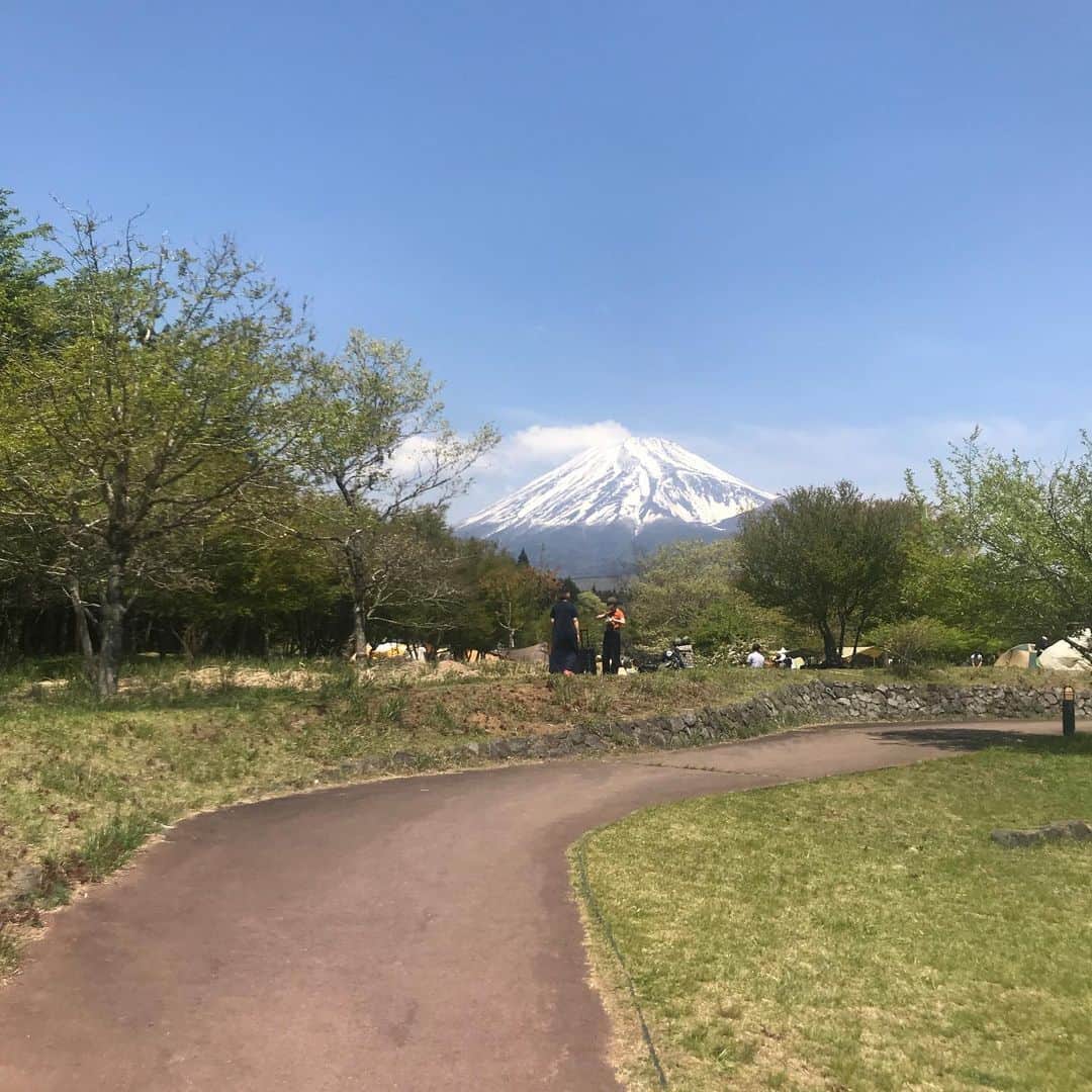 ミラクルひかるさんのインスタグラム写真 - (ミラクルひかるInstagram)「どでかい富士山の元、どでかいテントで 最近どーでっかい！ あっほい！  #ふじ＆サン」5月18日 15時52分 - miracle_hikaru_official
