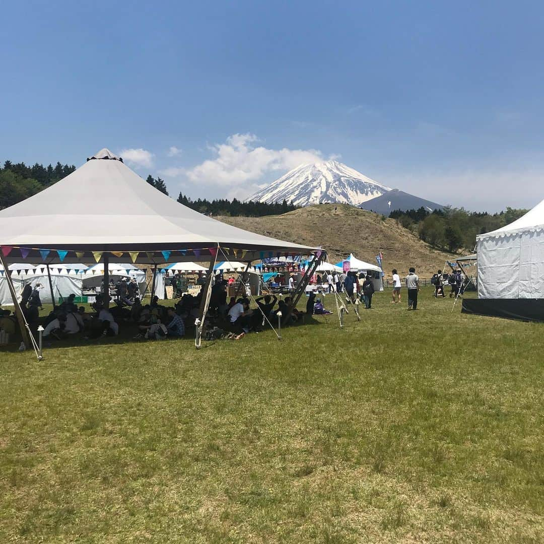 ミラクルひかるさんのインスタグラム写真 - (ミラクルひかるInstagram)「どでかい富士山の元、どでかいテントで 最近どーでっかい！ あっほい！  #ふじ＆サン」5月18日 15時52分 - miracle_hikaru_official