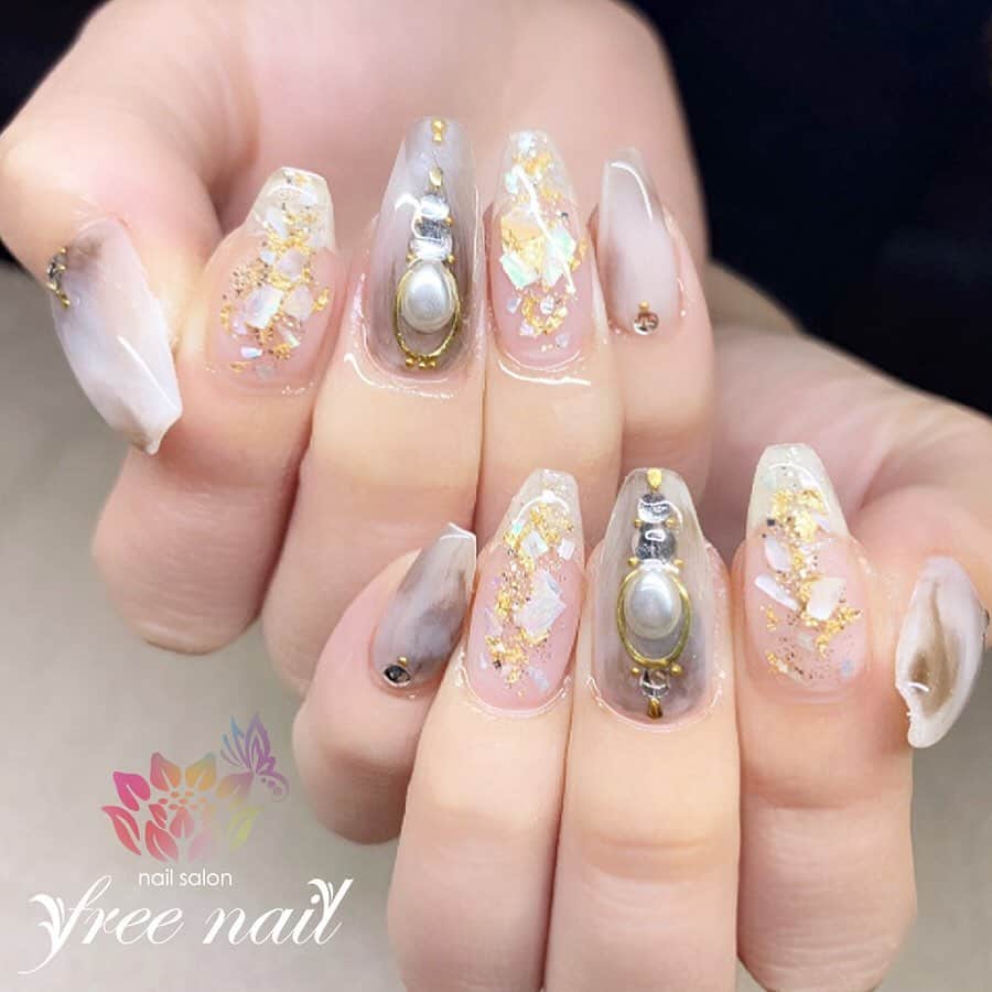 free nail フリーネイルのインスタグラム：「. シェルニュアンスネイル🐚✨ . 透明感溢れるオシャレさ💠✨ . ストーリー投稿からお問合せを多数頂いた人気のデザインです🌝💗 . ⇨スワイプして動画もチェック☝🏻✨ . #ネイル #フリーネイル #ネイルアート #ジェルネイル #ネイルサロン #大阪ネイルサロン #ネイルデザイン #ネイルチェンジ #ニュアンスネイル #透明感ネイル #シェルネイル #金箔ネイル #パールネイル #ベージュネイル #乳白色ネイル #デザインネイル #シンプルネイル #トレンドネイル #大人ネイル #初夏ネイル #夏ネイル #美甲 #日式美甲 #summernails #nailsart #nailsalon #nailsdid #newnails #newnail #freenail」