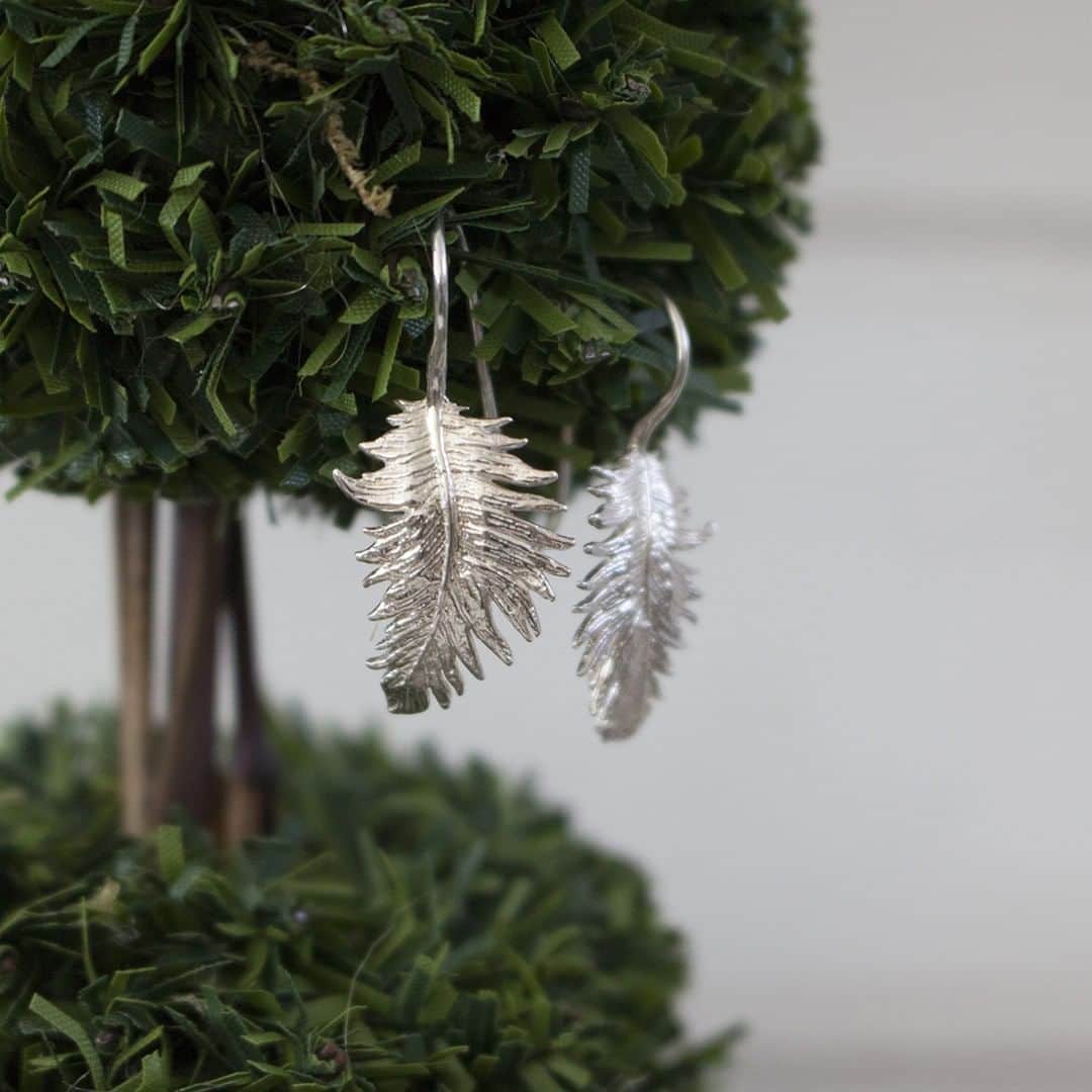 のインスタグラム：「Our feather earrings are the perfect finishing touch for effortless summer style! . . #Feather #Summer #SummerStyle #Silver #Effortless #Chic #FreeSpirit #FestivalStyle #InstaStyle #Jewellery #Jewelry #DowerAndHall」
