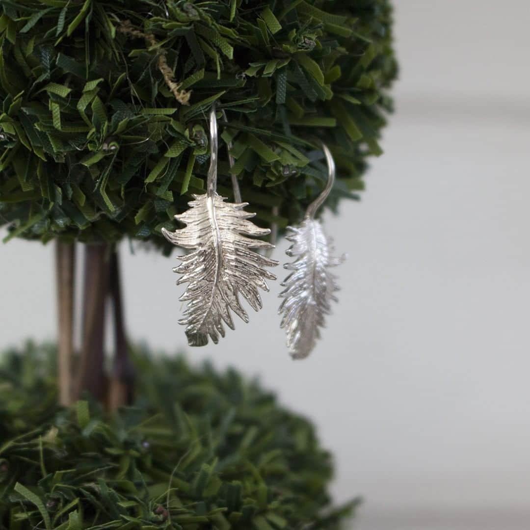 ダウアー&ホールさんのインスタグラム写真 - (ダウアー&ホールInstagram)「Our feather earrings are the perfect finishing touch for effortless summer style! . . #Feather #Summer #SummerStyle #Silver #Effortless #Chic #FreeSpirit #FestivalStyle #InstaStyle #Jewellery #Jewelry #DowerAndHall」5月18日 16時10分 - dowerandhall