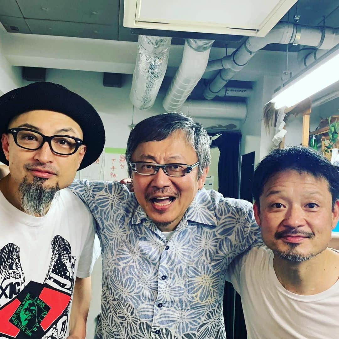 松尾貴史さんのインスタグラム写真 - (松尾貴史Instagram)「#神保町で、 劇団の後輩 #山内圭哉 と、大学の後輩 #福田転球 の2人舞台「 #2cheat4 」観劇。  久しぶりに涙を流して笑いました。 尊敬するわ。」5月18日 16時10分 - kitsch.matsuo