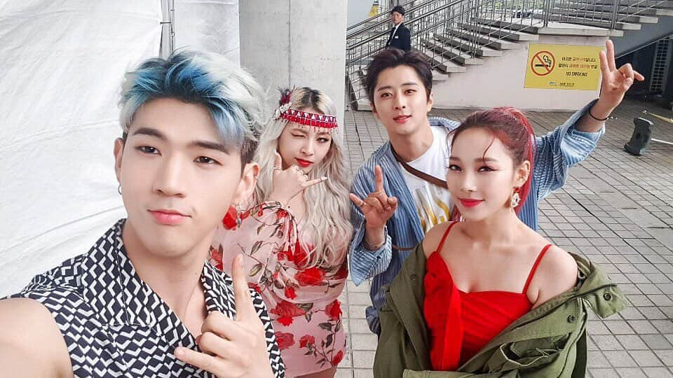 K.A.R.Dさんのインスタグラム写真 - (K.A.R.DInstagram)「‪[#KARD]‬ ‪지금 바로 '드림콘서트' 레드카펫에서 KARD를 만나보세요♥️‬ ‪▶️ https://www.vlive.tv/video/129212‬ . ‪저녁 6시 '드림콘서트'에서 멋진 무대를 보여줄 KARD도 놓치지마세요💣✨‬ ‪▶️ https://www.vlive.tv/video/129214‬ . ‪#BM #JSEPH #SOMIN #JIWOO‬ ‪#KARD_밤밤_Bomb_Bomb‬」5月18日 16時11分 - official_kard