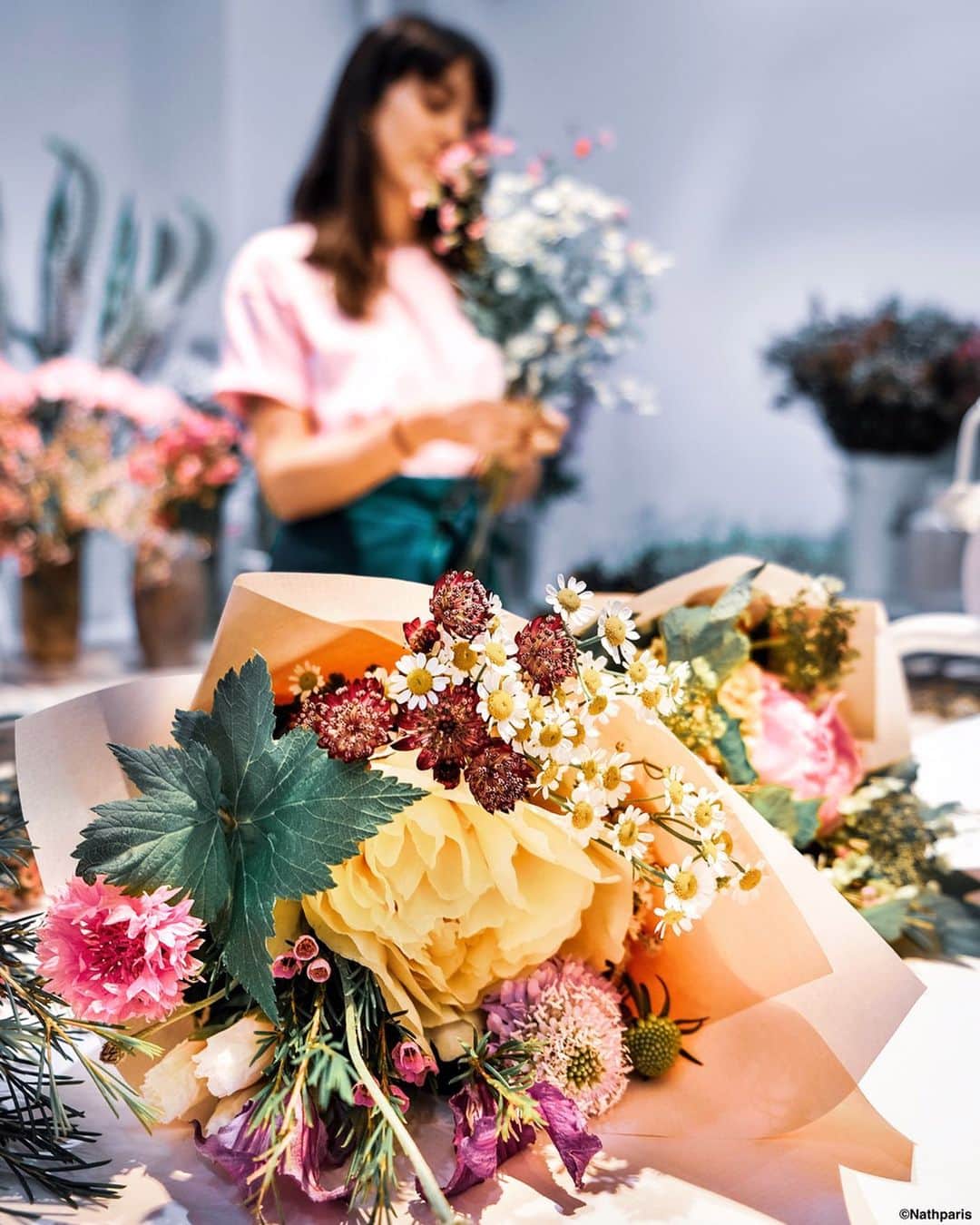 nathparisのインスタグラム：「🇫🇷Cette soirée #DiscoverThisWay avec @Renhotels était remplie de magie comme cette pièce inondée de fleurs 💐 au doux parfum. Une expérience unique au cœur de l’art, le design et la nourriture... . 🇺🇸This evening #DiscoverThisWay with @Renhotels was filled with magic like this room flooded with flowers 💐 with a sweet perfume.  A unique experience at the heart of art, design and food... . #RenHotels Paid partnership with Renaissance Hôtels」