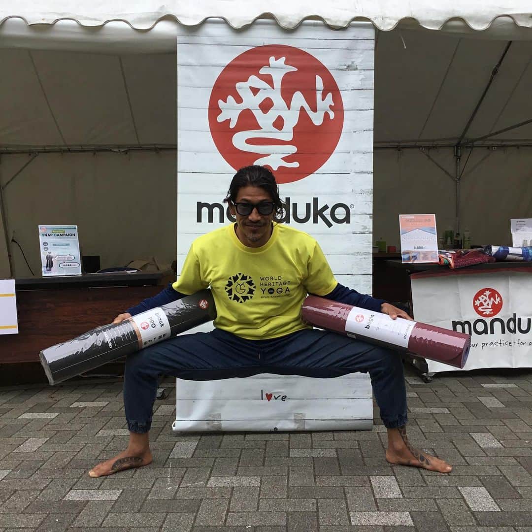 マンドゥカ 日本公式アカウントさんのインスタグラム写真 - (マンドゥカ 日本公式アカウントInstagram)「「世界遺産yoga」mandukaブースにプラチナアンバサダーの柳本和也先生が遊びにきてくれました！ . . #manduka_japan #yoga #ヨガ #世界遺産yoga #ヨガイベント #河口湖 #柳本和也」5月18日 16時20分 - manduka_japan
