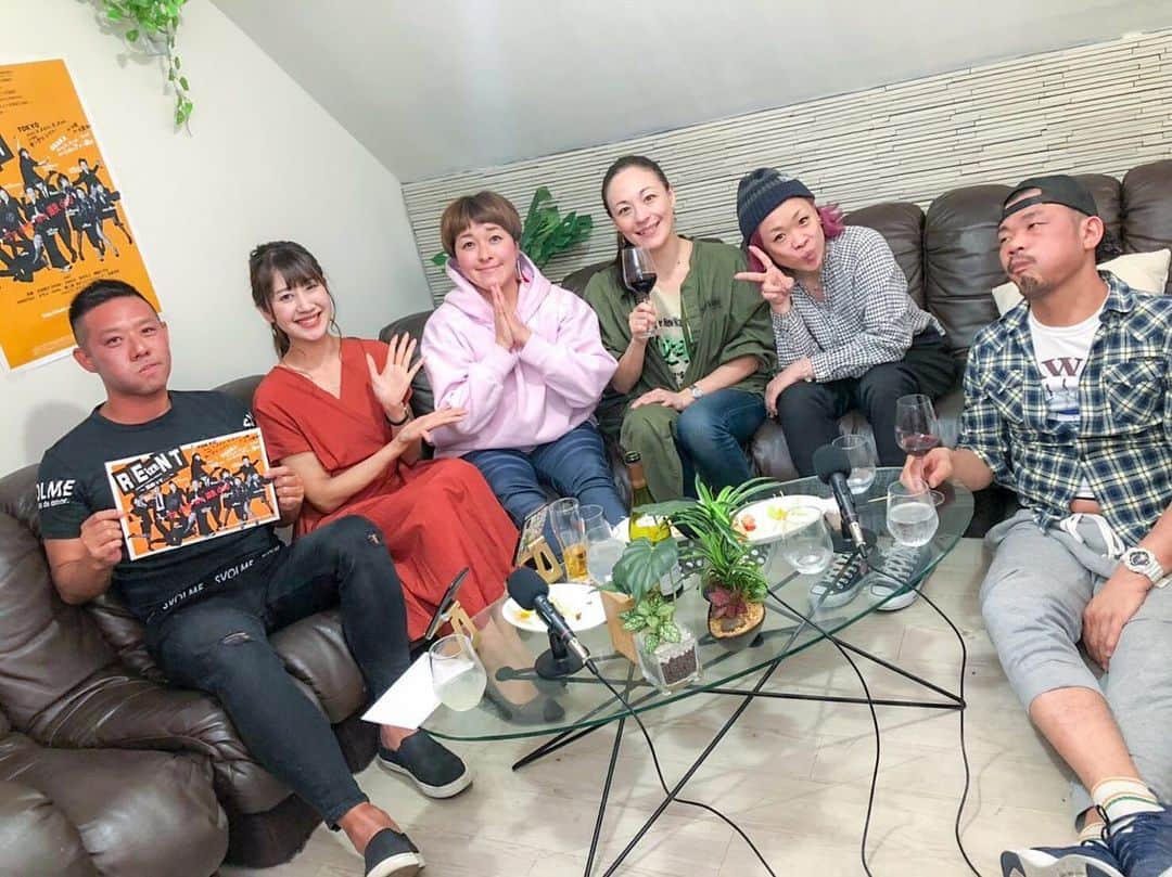 Yuri Sakuraiさんのインスタグラム写真 - (Yuri SakuraiInstagram)「: ついに公演まで1週間を切った、 楽しみすぎるミュージカル「REizeNT」!! @junkiesista : : 生配信番組MKTVで、 ミュージカル本番までもキャストの方が、 次々登場する特番を7回に渡り、 生配信してきました!! : 写真は第6弾＆7弾!! : 第6弾は、MKTVではお馴染みの韓国グループ H5のリーダー ハニさん(@gjgjs )!! 韓国でもミュージカルなどの主演などをやられ、 日本では初挑戦!! 日本語、イントネーションなど初経験のことに チャレンジしながらの背景を聞かせていただきました!! : そして最後第7弾は おなじみのリーダー林希さん(@wild_gravity )と、 今日の朝も、夏から始まるミュージカル、 「#フローズンビーチ」の記者発表が ノンストップで取り上げられていましたが、 ロミオ＆ジュリエットや、レ・ミゼラブルなど、 数々のミュージカルの有名作品や、 映画、ドラマ、バラエティで活躍される、 シルビア・グラブさん(@sylviagrab717 )が 遂に登場しました✨ : そして、後半からは タレントとして活動されている 柳橋さやか(@yanagibashisayaka )さん＆ 安室奈美恵さんや倖田來未さんの 振付などをされるカリスマダンサー SHUNさん(@omura_shunsuke_shun )も 登場という 豪華メンバーでした!! : 今まで、ミュージカルは見たこともないし、 興味もなかったのですが、 希さんと出会い、オーナー菊池さん(@mk_kiku )の アイデアから、本番までのキャストの 特番をやり、 お稽古も見させて頂いてから、 劇場でしか感じられないライブ感と 楽しさを知りました!! : しかも、今回台本読みなども 行かせて頂いているのですが、 正直面白すぎて、笑いすぎて疲れるくらい のコメディミュージカル。 : お葬式ミュージカルなのに、コメディを かけあわせて作品にしてしまう、 実力派集団のJunki sista＆Junkie brosは、 本当にすごい!!!! : きっとこんな笑ったことない!! ってくらいお腹の底から笑える 絶対に楽しい時間になるミュージカルなので、 大切な方、友達、家族を誘って 行くのをおすすめします♪ : 今回の作品は再演となるのですが、 前回初日見た方からのSNSでの クチコミでの広がりや、 見た方がもう一度来たりと、初日があけてから、 チケットが完売したそうです。 : 今回は、 ストーリーの面白さはもちろん、 今回、シルビアさんを初めとする 韓国アーティストH5のハニさん(@gjgjs )や シンガーかちゃさんなど、 Junkieメンバーではないキャストの 方々のハイレベルな歌唱力も加わり、 どこを切っても楽しめる内容になってるので、 早めにチケットをぜひ✨ : チケットのことなど、 私に連絡頂いても大丈夫です★ : 5月20日は最終稽古だそうで、 実際にお稽古場にMKTVも行かせて頂き、 お稽古終わりのキャストの皆様全員が 登場する #特番最終回 があるので、 こちらもぜひお楽しみに♪ : 5月20日(月)21:30スタートです✨ : あと!!!!!!!! MK CAFE前に設置してある巨大ポスターに、 キャストの方、全員のサインが書かれました!! : そして、 応援するみなさんも寄せ書きも 急遽出来るようになり、 いろんな方が書きに来てくださっています✨ ぜひぜひキャストの皆様に応援や、 楽しみの声を届けるために、 コメント書きにいらしてください♪ :  #ミュージカル#ReizeNT#舞台#シルビアグラブ さん#林希 さん#大村俊輔 さん#柳橋さやか さん#H5#韓国#ハニ さん#歌手#女優#mktv#mkcafe#コメディ」5月18日 16時22分 - yuri_sakuraiii