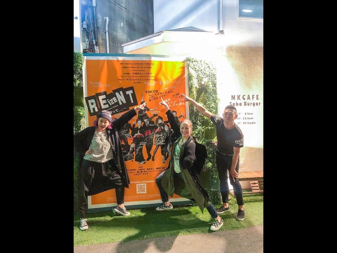 Yuri Sakuraiさんのインスタグラム写真 - (Yuri SakuraiInstagram)「: ついに公演まで1週間を切った、 楽しみすぎるミュージカル「REizeNT」!! @junkiesista : : 生配信番組MKTVで、 ミュージカル本番までもキャストの方が、 次々登場する特番を7回に渡り、 生配信してきました!! : 写真は第6弾＆7弾!! : 第6弾は、MKTVではお馴染みの韓国グループ H5のリーダー ハニさん(@gjgjs )!! 韓国でもミュージカルなどの主演などをやられ、 日本では初挑戦!! 日本語、イントネーションなど初経験のことに チャレンジしながらの背景を聞かせていただきました!! : そして最後第7弾は おなじみのリーダー林希さん(@wild_gravity )と、 今日の朝も、夏から始まるミュージカル、 「#フローズンビーチ」の記者発表が ノンストップで取り上げられていましたが、 ロミオ＆ジュリエットや、レ・ミゼラブルなど、 数々のミュージカルの有名作品や、 映画、ドラマ、バラエティで活躍される、 シルビア・グラブさん(@sylviagrab717 )が 遂に登場しました✨ : そして、後半からは タレントとして活動されている 柳橋さやか(@yanagibashisayaka )さん＆ 安室奈美恵さんや倖田來未さんの 振付などをされるカリスマダンサー SHUNさん(@omura_shunsuke_shun )も 登場という 豪華メンバーでした!! : 今まで、ミュージカルは見たこともないし、 興味もなかったのですが、 希さんと出会い、オーナー菊池さん(@mk_kiku )の アイデアから、本番までのキャストの 特番をやり、 お稽古も見させて頂いてから、 劇場でしか感じられないライブ感と 楽しさを知りました!! : しかも、今回台本読みなども 行かせて頂いているのですが、 正直面白すぎて、笑いすぎて疲れるくらい のコメディミュージカル。 : お葬式ミュージカルなのに、コメディを かけあわせて作品にしてしまう、 実力派集団のJunki sista＆Junkie brosは、 本当にすごい!!!! : きっとこんな笑ったことない!! ってくらいお腹の底から笑える 絶対に楽しい時間になるミュージカルなので、 大切な方、友達、家族を誘って 行くのをおすすめします♪ : 今回の作品は再演となるのですが、 前回初日見た方からのSNSでの クチコミでの広がりや、 見た方がもう一度来たりと、初日があけてから、 チケットが完売したそうです。 : 今回は、 ストーリーの面白さはもちろん、 今回、シルビアさんを初めとする 韓国アーティストH5のハニさん(@gjgjs )や シンガーかちゃさんなど、 Junkieメンバーではないキャストの 方々のハイレベルな歌唱力も加わり、 どこを切っても楽しめる内容になってるので、 早めにチケットをぜひ✨ : チケットのことなど、 私に連絡頂いても大丈夫です★ : 5月20日は最終稽古だそうで、 実際にお稽古場にMKTVも行かせて頂き、 お稽古終わりのキャストの皆様全員が 登場する #特番最終回 があるので、 こちらもぜひお楽しみに♪ : 5月20日(月)21:30スタートです✨ : あと!!!!!!!! MK CAFE前に設置してある巨大ポスターに、 キャストの方、全員のサインが書かれました!! : そして、 応援するみなさんも寄せ書きも 急遽出来るようになり、 いろんな方が書きに来てくださっています✨ ぜひぜひキャストの皆様に応援や、 楽しみの声を届けるために、 コメント書きにいらしてください♪ :  #ミュージカル#ReizeNT#舞台#シルビアグラブ さん#林希 さん#大村俊輔 さん#柳橋さやか さん#H5#韓国#ハニ さん#歌手#女優#mktv#mkcafe#コメディ」5月18日 16時22分 - yuri_sakuraiii