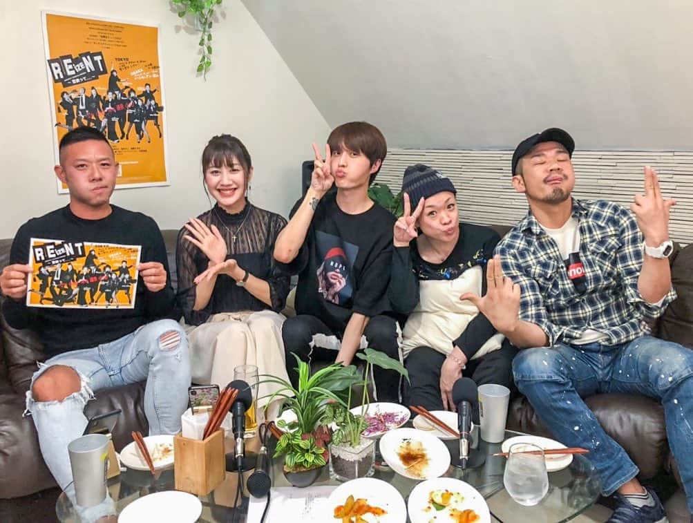 Yuri Sakuraiさんのインスタグラム写真 - (Yuri SakuraiInstagram)「: ついに公演まで1週間を切った、 楽しみすぎるミュージカル「REizeNT」!! @junkiesista : : 生配信番組MKTVで、 ミュージカル本番までもキャストの方が、 次々登場する特番を7回に渡り、 生配信してきました!! : 写真は第6弾＆7弾!! : 第6弾は、MKTVではお馴染みの韓国グループ H5のリーダー ハニさん(@gjgjs )!! 韓国でもミュージカルなどの主演などをやられ、 日本では初挑戦!! 日本語、イントネーションなど初経験のことに チャレンジしながらの背景を聞かせていただきました!! : そして最後第7弾は おなじみのリーダー林希さん(@wild_gravity )と、 今日の朝も、夏から始まるミュージカル、 「#フローズンビーチ」の記者発表が ノンストップで取り上げられていましたが、 ロミオ＆ジュリエットや、レ・ミゼラブルなど、 数々のミュージカルの有名作品や、 映画、ドラマ、バラエティで活躍される、 シルビア・グラブさん(@sylviagrab717 )が 遂に登場しました✨ : そして、後半からは タレントとして活動されている 柳橋さやか(@yanagibashisayaka )さん＆ 安室奈美恵さんや倖田來未さんの 振付などをされるカリスマダンサー SHUNさん(@omura_shunsuke_shun )も 登場という 豪華メンバーでした!! : 今まで、ミュージカルは見たこともないし、 興味もなかったのですが、 希さんと出会い、オーナー菊池さん(@mk_kiku )の アイデアから、本番までのキャストの 特番をやり、 お稽古も見させて頂いてから、 劇場でしか感じられないライブ感と 楽しさを知りました!! : しかも、今回台本読みなども 行かせて頂いているのですが、 正直面白すぎて、笑いすぎて疲れるくらい のコメディミュージカル。 : お葬式ミュージカルなのに、コメディを かけあわせて作品にしてしまう、 実力派集団のJunki sista＆Junkie brosは、 本当にすごい!!!! : きっとこんな笑ったことない!! ってくらいお腹の底から笑える 絶対に楽しい時間になるミュージカルなので、 大切な方、友達、家族を誘って 行くのをおすすめします♪ : 今回の作品は再演となるのですが、 前回初日見た方からのSNSでの クチコミでの広がりや、 見た方がもう一度来たりと、初日があけてから、 チケットが完売したそうです。 : 今回は、 ストーリーの面白さはもちろん、 今回、シルビアさんを初めとする 韓国アーティストH5のハニさん(@gjgjs )や シンガーかちゃさんなど、 Junkieメンバーではないキャストの 方々のハイレベルな歌唱力も加わり、 どこを切っても楽しめる内容になってるので、 早めにチケットをぜひ✨ : チケットのことなど、 私に連絡頂いても大丈夫です★ : 5月20日は最終稽古だそうで、 実際にお稽古場にMKTVも行かせて頂き、 お稽古終わりのキャストの皆様全員が 登場する #特番最終回 があるので、 こちらもぜひお楽しみに♪ : 5月20日(月)21:30スタートです✨ : あと!!!!!!!! MK CAFE前に設置してある巨大ポスターに、 キャストの方、全員のサインが書かれました!! : そして、 応援するみなさんも寄せ書きも 急遽出来るようになり、 いろんな方が書きに来てくださっています✨ ぜひぜひキャストの皆様に応援や、 楽しみの声を届けるために、 コメント書きにいらしてください♪ :  #ミュージカル#ReizeNT#舞台#シルビアグラブ さん#林希 さん#大村俊輔 さん#柳橋さやか さん#H5#韓国#ハニ さん#歌手#女優#mktv#mkcafe#コメディ」5月18日 16時22分 - yuri_sakuraiii