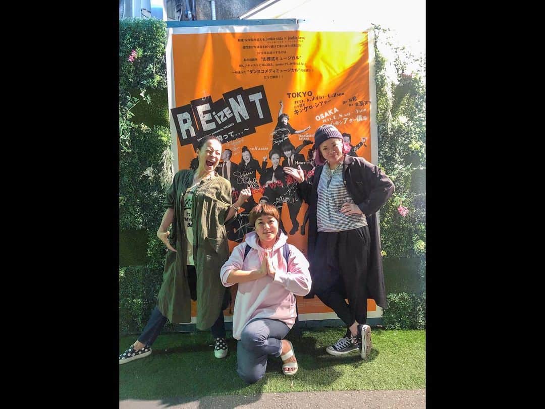 Yuri Sakuraiさんのインスタグラム写真 - (Yuri SakuraiInstagram)「: ついに公演まで1週間を切った、 楽しみすぎるミュージカル「REizeNT」!! @junkiesista : : 生配信番組MKTVで、 ミュージカル本番までもキャストの方が、 次々登場する特番を7回に渡り、 生配信してきました!! : 写真は第6弾＆7弾!! : 第6弾は、MKTVではお馴染みの韓国グループ H5のリーダー ハニさん(@gjgjs )!! 韓国でもミュージカルなどの主演などをやられ、 日本では初挑戦!! 日本語、イントネーションなど初経験のことに チャレンジしながらの背景を聞かせていただきました!! : そして最後第7弾は おなじみのリーダー林希さん(@wild_gravity )と、 今日の朝も、夏から始まるミュージカル、 「#フローズンビーチ」の記者発表が ノンストップで取り上げられていましたが、 ロミオ＆ジュリエットや、レ・ミゼラブルなど、 数々のミュージカルの有名作品や、 映画、ドラマ、バラエティで活躍される、 シルビア・グラブさん(@sylviagrab717 )が 遂に登場しました✨ : そして、後半からは タレントとして活動されている 柳橋さやか(@yanagibashisayaka )さん＆ 安室奈美恵さんや倖田來未さんの 振付などをされるカリスマダンサー SHUNさん(@omura_shunsuke_shun )も 登場という 豪華メンバーでした!! : 今まで、ミュージカルは見たこともないし、 興味もなかったのですが、 希さんと出会い、オーナー菊池さん(@mk_kiku )の アイデアから、本番までのキャストの 特番をやり、 お稽古も見させて頂いてから、 劇場でしか感じられないライブ感と 楽しさを知りました!! : しかも、今回台本読みなども 行かせて頂いているのですが、 正直面白すぎて、笑いすぎて疲れるくらい のコメディミュージカル。 : お葬式ミュージカルなのに、コメディを かけあわせて作品にしてしまう、 実力派集団のJunki sista＆Junkie brosは、 本当にすごい!!!! : きっとこんな笑ったことない!! ってくらいお腹の底から笑える 絶対に楽しい時間になるミュージカルなので、 大切な方、友達、家族を誘って 行くのをおすすめします♪ : 今回の作品は再演となるのですが、 前回初日見た方からのSNSでの クチコミでの広がりや、 見た方がもう一度来たりと、初日があけてから、 チケットが完売したそうです。 : 今回は、 ストーリーの面白さはもちろん、 今回、シルビアさんを初めとする 韓国アーティストH5のハニさん(@gjgjs )や シンガーかちゃさんなど、 Junkieメンバーではないキャストの 方々のハイレベルな歌唱力も加わり、 どこを切っても楽しめる内容になってるので、 早めにチケットをぜひ✨ : チケットのことなど、 私に連絡頂いても大丈夫です★ : 5月20日は最終稽古だそうで、 実際にお稽古場にMKTVも行かせて頂き、 お稽古終わりのキャストの皆様全員が 登場する #特番最終回 があるので、 こちらもぜひお楽しみに♪ : 5月20日(月)21:30スタートです✨ : あと!!!!!!!! MK CAFE前に設置してある巨大ポスターに、 キャストの方、全員のサインが書かれました!! : そして、 応援するみなさんも寄せ書きも 急遽出来るようになり、 いろんな方が書きに来てくださっています✨ ぜひぜひキャストの皆様に応援や、 楽しみの声を届けるために、 コメント書きにいらしてください♪ :  #ミュージカル#ReizeNT#舞台#シルビアグラブ さん#林希 さん#大村俊輔 さん#柳橋さやか さん#H5#韓国#ハニ さん#歌手#女優#mktv#mkcafe#コメディ」5月18日 16時22分 - yuri_sakuraiii