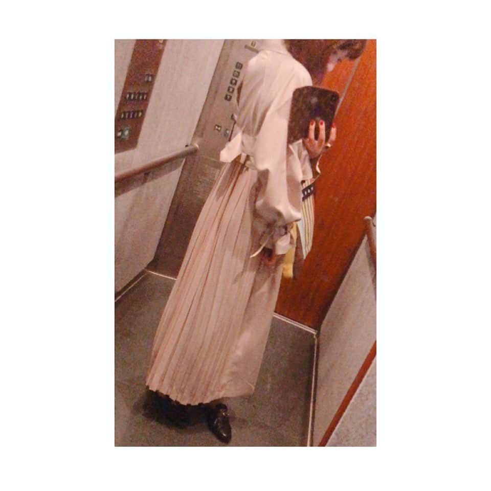 東なつ紀のインスタグラム：「このトレンチコート みんなに褒められる〜❤︎嬉 #titivate  #スプリングコート #トレンチコート #GU #marni #coachshoes」