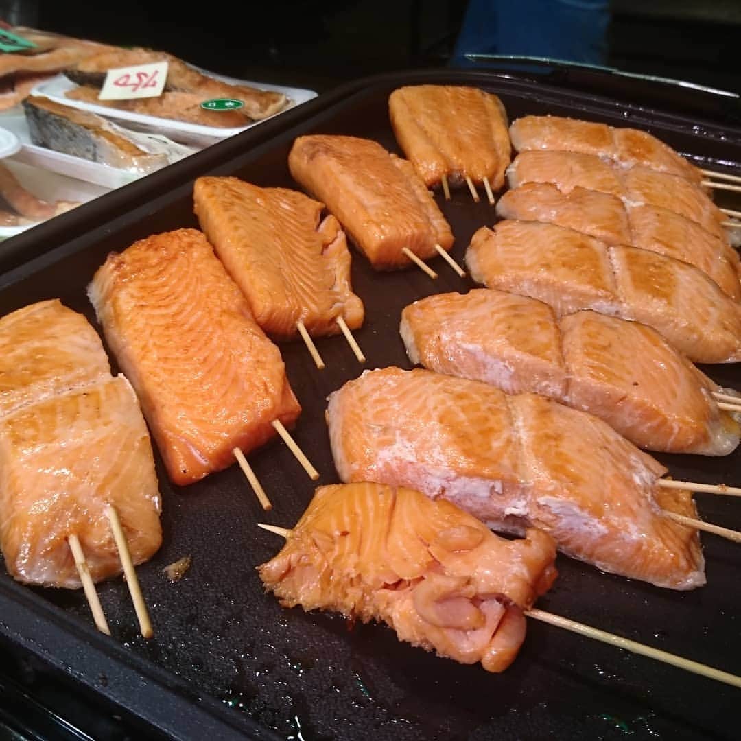 松本康太さんのインスタグラム写真 - (松本康太Instagram)「『いいだこ』京都の錦市場にある「津乃弥」ここのお店は、レイザーラモンHGさんが学生時代にバイトをしていたお店なのです(^-^)♪鮭も脂がのっていて美味しいのです♪錦市場に来たらぜひ＼(^o^)／！ #いいだこ 頭の部分に#うずら卵 が入っている#イイダコ #タコ #蛸 #京都 #錦市場 #津乃弥 #お魚屋さん #食べ歩き #レギュラー松本 #あるある探検隊 #レイザーラモンhg さん#祇園花月」5月18日 16時27分 - aruarutankentai.matsumoto