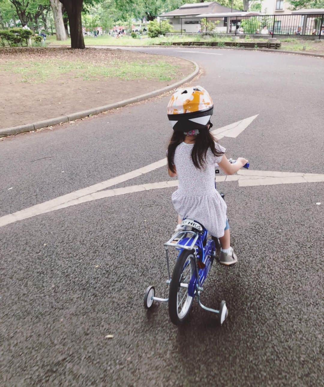 安めぐみさんのインスタグラム写真 - (安めぐみInstagram)「今日もたくさん遊びました🚲 偶然お友達にも会い、一緒に遊べてニッコニコでした☺️✨ #チリリン #自転車 #土曜日」5月18日 16時44分 - yasu_megumi_official