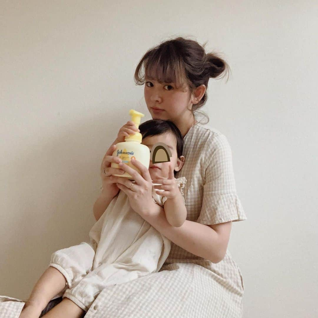 菅谷梨沙子さんのインスタグラム写真 - (菅谷梨沙子Instagram)「よく質問頂く子供のスキンケアについて . ジョンソンベビーを使っています🧴○⚪︎ 私自身 子供の頃から使っているので馴染みもあるのと、妊娠をきっかけに妊娠線ケアにまた使い始め、産後も子供と一緒に使えるなぁっと思って一式揃えました。 子供の肌は繊細だし、私も産後 体質が変わったのか敏感肌なので余計な成分が入っていないのも好きです。 ジョンソンベビーの全身シャンプーは天然成分90％以上とのこと。子供の肌をやさしく守りたいですよね。  これからもずっと使い続けるスキンケアのひとつになりそうです🌿🍋 . . #やさしさを選ぼう #ジョンソンベビー #ベビーローション #ベビーバス #ベビースキンケア #baby #ママ #プレママ#赤ちゃん #育児 #赤ちゃんのいる暮らし」5月18日 16時41分 - risako_sugaya