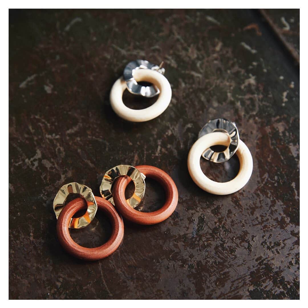 マウジーさんのインスタグラム写真 - (マウジーInstagram)「2019 May accessories. ㅤㅤㅤㅤㅤㅤㅤㅤㅤㅤㅤㅤㅤ ■WOOD CIRCLE EARRINGS(010CSK50-1720) WOODと金属のコンビピアス。 軽やかな印象ながらも、ウェービーな金属が全体を引き締めてくれる。 ㅤㅤㅤㅤㅤㅤㅤㅤㅤㅤㅤㅤㅤ 全国のMOUSSY店舗・SHEL'TTER WEBSTOREにて発売中。 #MOUSSY」5月18日 16時46分 - moussyofficial