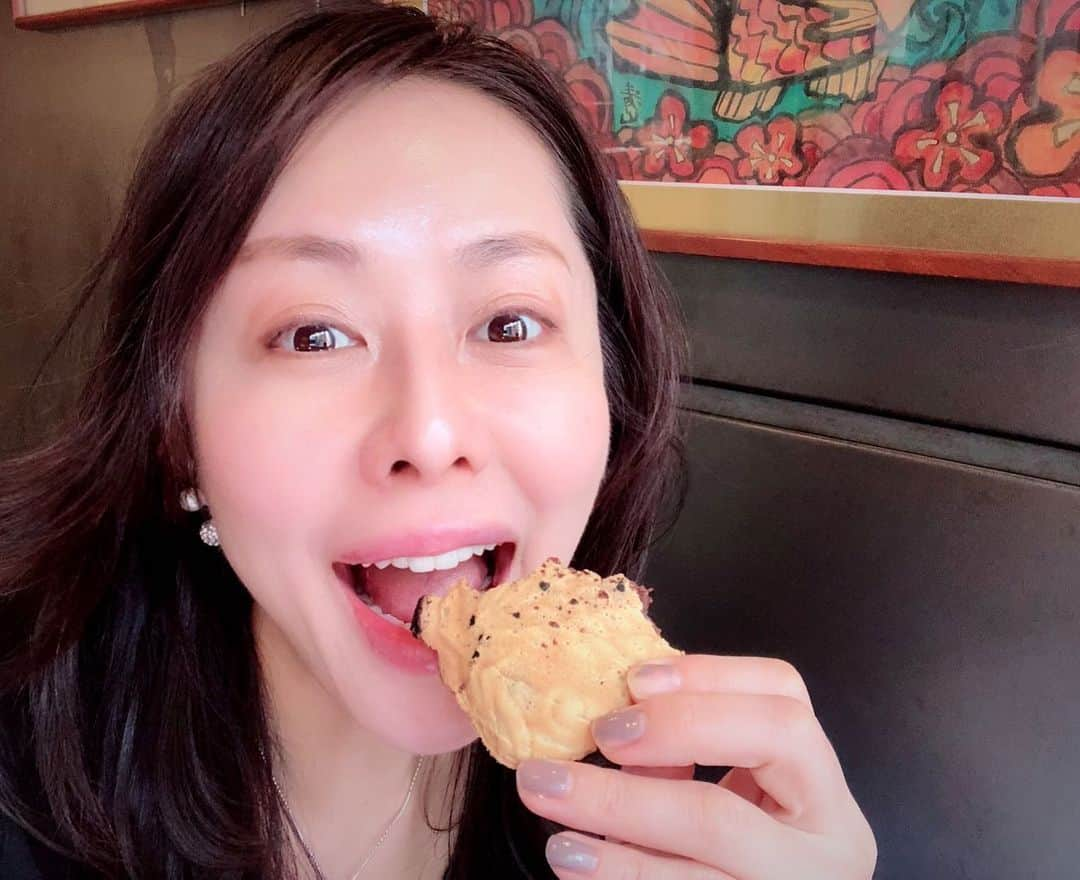 藤井美加子さんのインスタグラム写真 - (藤井美加子Instagram)「☆﻿ たい焼きはやっぱり麻布十番の浪花家さん﻿ 薄皮にしっぽまであんこが完璧😋😋😋﻿ ﻿ 美肌食マイスターですが﻿ アンチエイジングアドバイザーですが﻿ 甘いものは欲したら食べてます。﻿ 写真4枚目ドアップにつき閲覧注意!!🤪﻿ ﻿ 私は断然、和菓子のあんこ好きです﻿ 皆さんは﻿ 洋菓子派？和菓子派？どっち？？﻿ ﻿ ﻿ #たい焼き#浪花家#麻布十番#和菓子派#あんこ好き#あんこ﻿#taiyaki  #美肌食マイスター#アンチエイジングアドバイザー#美肌エキスパート#女優#美容#健康#美肌先生#美肌食#美肌生活#美活#美しく生きる#三木美加子」5月18日 16時47分 - mikako_miki