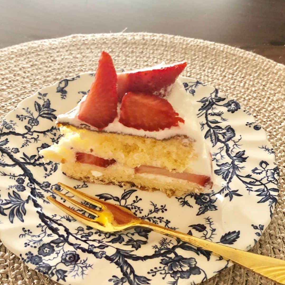 月央和沙さんのインスタグラム写真 - (月央和沙Instagram)「ケーキにも挑戦🍰✨ .  #なんの記念日でもないけども #ショートケーキ #なかなかの出来 #褒められると #調子に乗るタイプです」5月18日 16時48分 - kazusa_tsukio