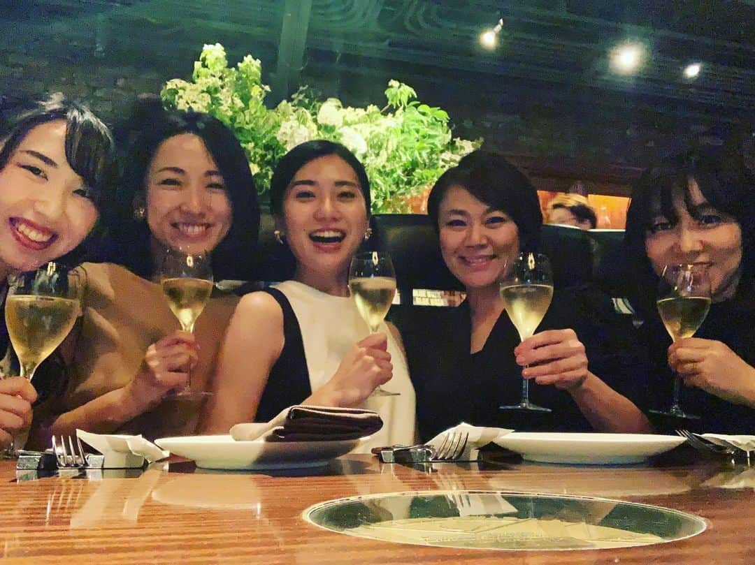 井上貴美さんのインスタグラム写真 - (井上貴美Instagram)「. 昨夜の楽しい時間。 江原道のみなさまと🍸 . 大江千里さんのJAZZを聴きにblue noteへ♩ 踊るように楽しんで演奏される姿がとても素敵でした！ . . 音楽も食事もお酒も会話も全て楽しんだ夜😊💜 このような機会をいただき、本当にありがとうございました！ . . やはり生演奏というのは心に沁みるなぁ〜 . . #bluenotetokyo #jazz」5月18日 16時54分 - takami__213