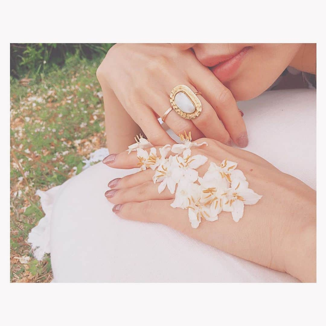 難波サキさんのインスタグラム写真 - (難波サキInstagram)「Sweet flower ring？ 可愛い 小花たちが 落ちてて 綺麗なのを 拾って 集めて… 気づけば 子どもの頃の自分に 戻ってて 夢中になってた。 みんなシロツメグサで  王冠とか 指輪作ってた？ そんな 気持ち🍀 #子どもにかえる」5月18日 16時58分 - sakinanba