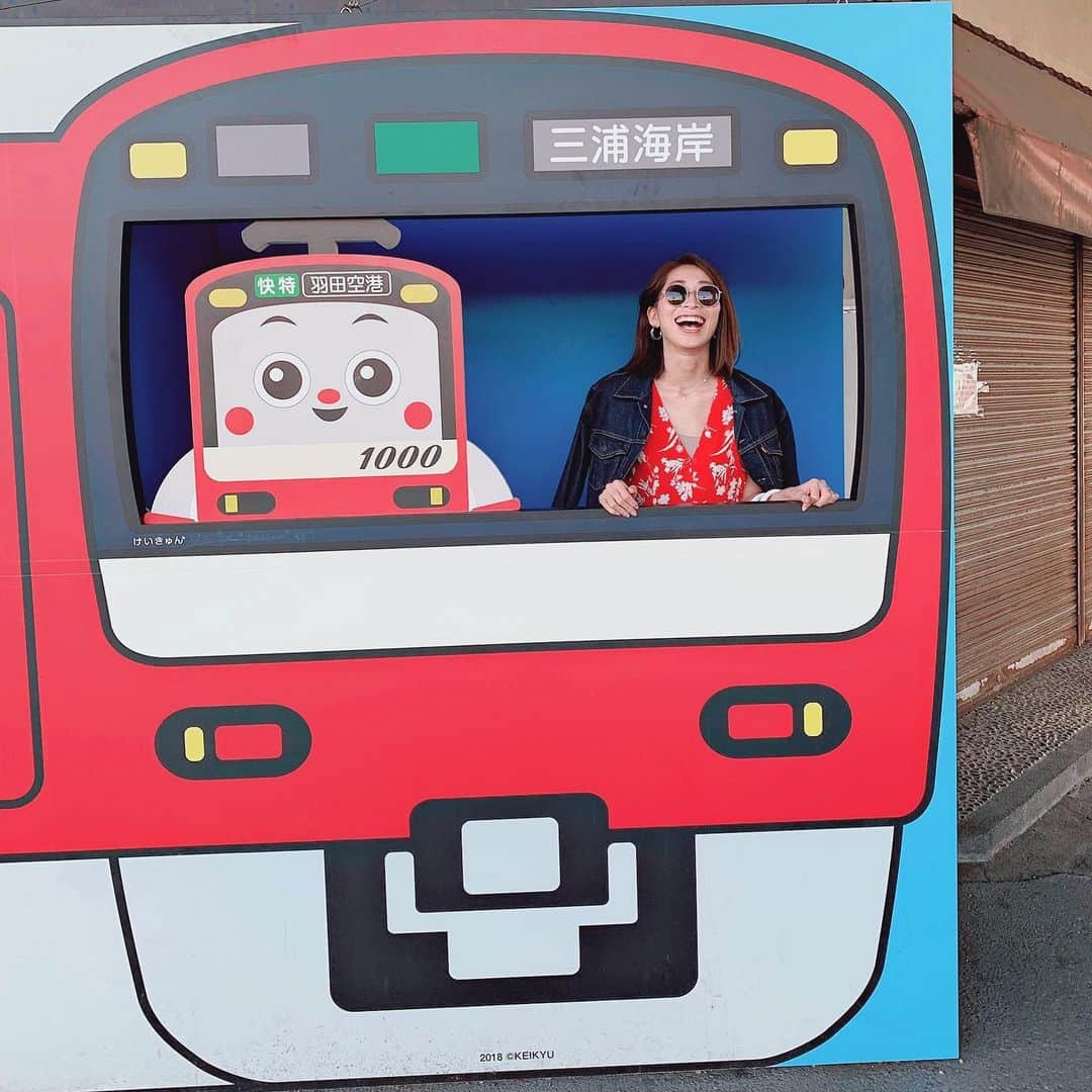のインスタグラム：「悪天候でもなかなか止まらない#京急最高 🚇 快特の#2100形 が好き❤️ . #なにこれ ？笑 #たまにくると楽しい #ハッピーイエロートレイン は見れなかった🚃 #海#三浦海岸#京急#椅子ふわふわ#地元#電車 #モデル#パーツモデル#avex#キャスコレ#美ボディ#健康美#トレーニング#トレーニング女子#ボディメイク#ジム#フィットネス#高身長女子」