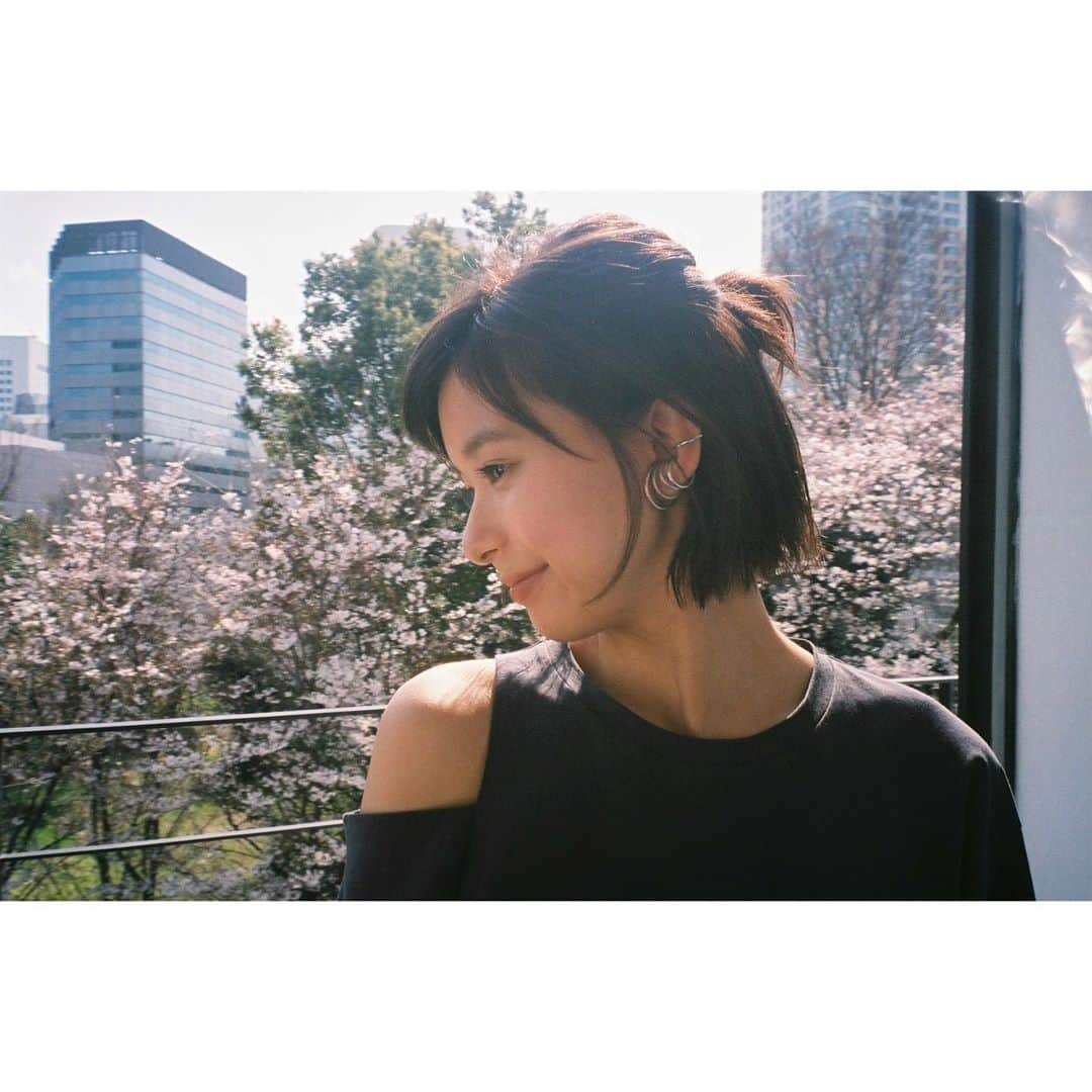 芳根京子さんのインスタグラム写真 - (芳根京子Instagram)「ただ今発売中の 週刊文春の原色美女図鑑に 掲載していただいております！ 是非☺︎ #film」5月18日 16時59分 - yoshinekyoko