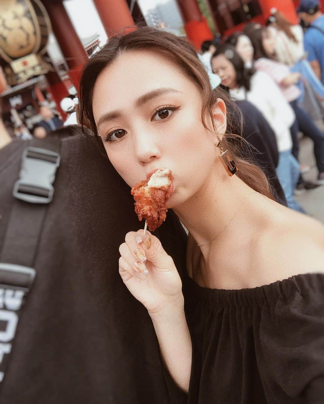 武村沙愛さんのインスタグラム写真 - (武村沙愛Instagram)「. . ただいま東京！ということで 今日は浅草の三社祭に行ってきたよ🍗 お神輿と出店でとっても賑わってた👏 お祭りの食べ物と雰囲気だいすき❤️ . . #じゃがバタが一番好き #なのに食べ忘れた #食べ過ぎてお酒飲めずだいすきなホッピー通り通過 #三社祭 #浅草 #浅草デート #おまつり」5月18日 16時59分 - sachika_takemura