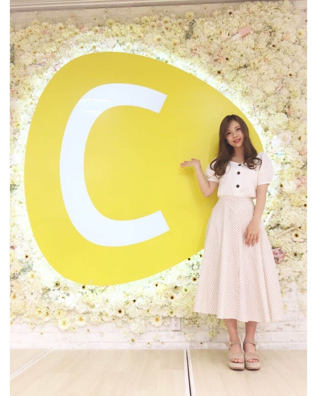 西村季里子のインスタグラム：「・ C channelさんにお邪魔してきました💁🏻‍♀️💛 「女子のための動画ファッションマガジン」 のC channelさんにはわたしも日頃から とてもお世話になってます🙇🏻‍♀️💓 特に、普段のメイク用品を買い換えるときのコスメを 参考にさせていただいたり、 着物を着るときのヘアセット、 簡単に作れる料理などなど…💕 見たことがないって人はぜひ！ 見てほしい〜💖 ほしい情報が絶対見つかるはず💫 とにかく、 オフィスも可愛くってテンション上がった💓 これからもたくさんお世話になります🙈🌷 #cchannel #動画ファッションマガジン #女の子のためにあるサイト#ファッション #ヘアセット#着物#メイク#コスメ#料理 #お世話になってます#💛 #オフィス#スタジオ#かわいい #スタッフさんもかわいい#かわいいが渋滞 #follow#followme」