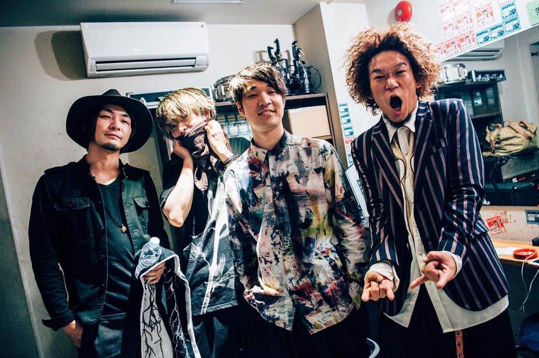 のインスタグラム：「昨夜はWHITE LIEの初ライブでした。  初ライブなのに沢山の人が見に来てくれてとても嬉しかったです。  このバンドは これからどんな風な歴史を歩んで行くのかなって 当事者ではあるけど昨日の最初の一歩を経てとても未来が楽しみになりました。  やはり未来に楽しみが多い方が歩いてて楽しいや！  これからWHITE LIEを何卒よろしくお願い致します。  それにしても皆んな良い表情〜  photo by @kanatarumi  #photo #photography #photooftheday #band #newband #whitelie #whiteliejpn #yotatowatari #hideakiiwanaka #okpstar #ayumutakada #kichijoji #tokyo #japan」