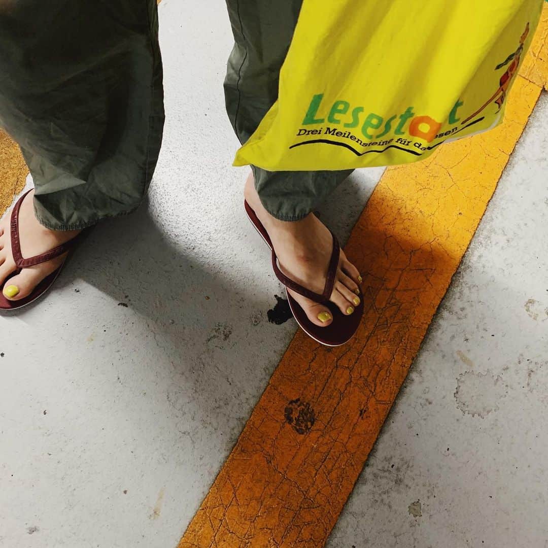 ジュジュさんのインスタグラム写真 - (ジュジュInstagram)「楽ちんらくちーん♫ . 今年のビーサンはボルドーな気分♡ . @bibliok_official にて🖖🏻🖤 . #パッと履ける靴のありがたさ #beach_sandals」5月18日 17時08分 - hiraka