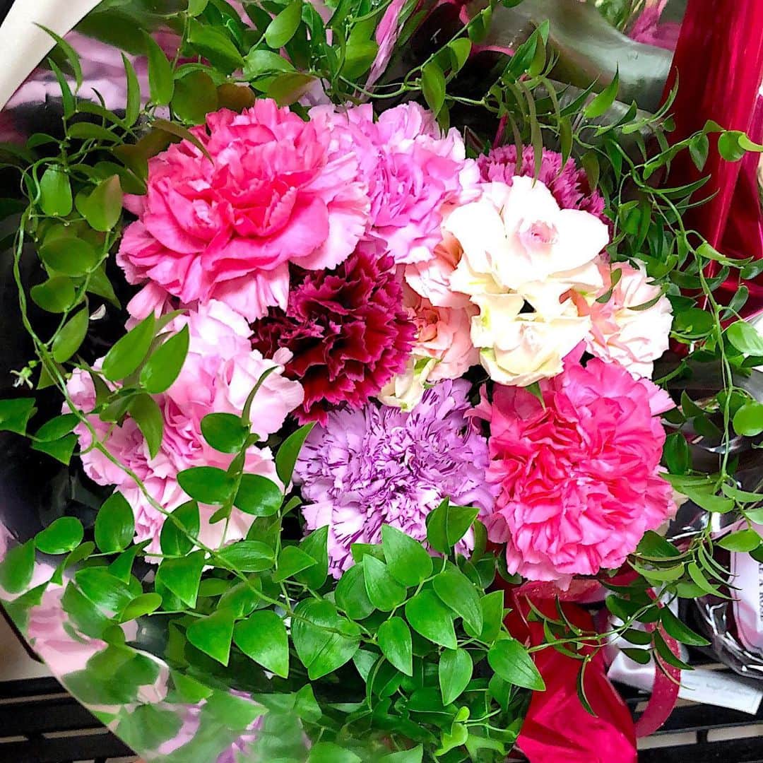 若月彩子さんのインスタグラム写真 - (若月彩子Instagram)「母の日のお花たち集合💐 #母の日#母へ感謝#カーネーション#石けんフラワー#シャボンフラワー#ピンクのお花#ミニ薔薇」5月18日 17時18分 - lavender_1_2_3