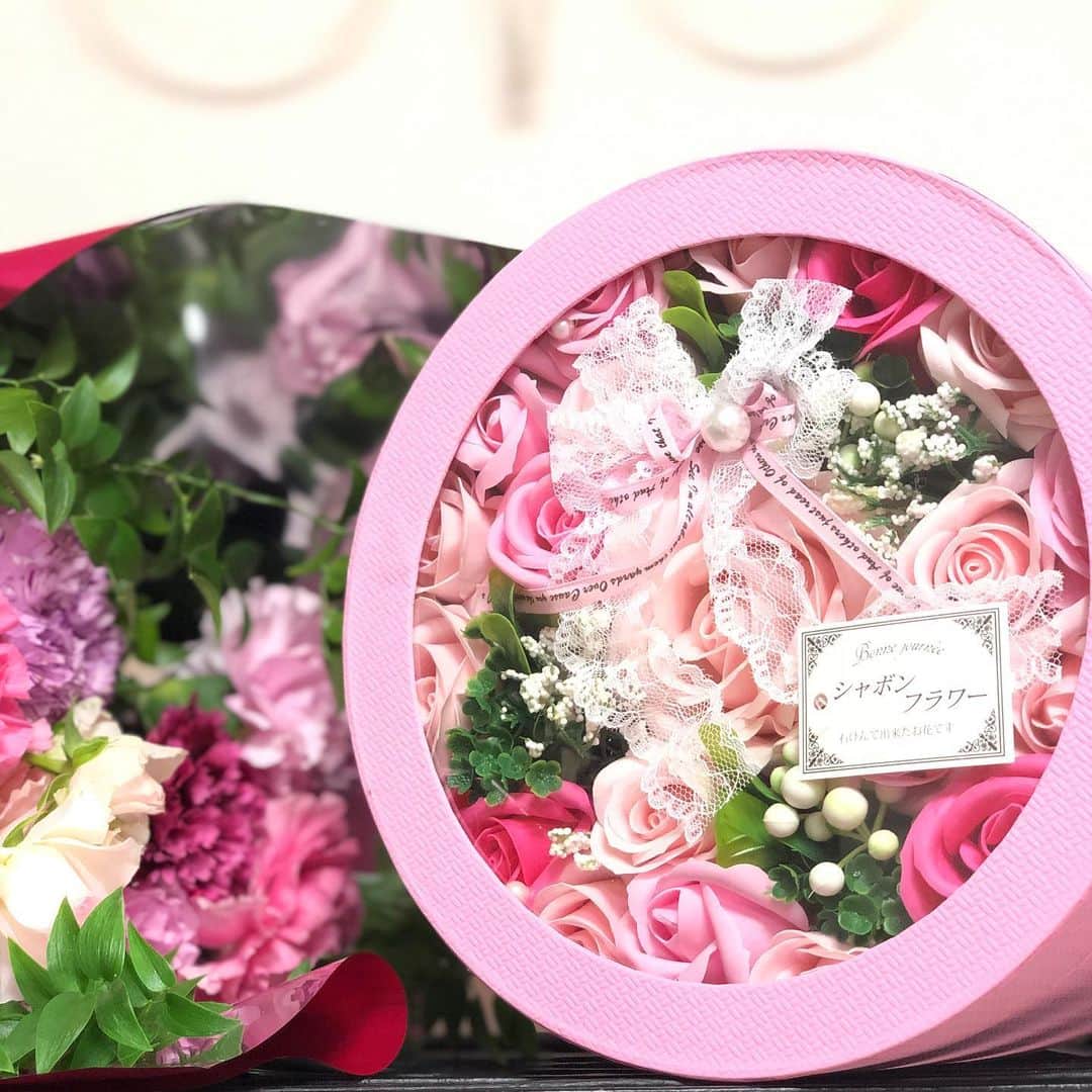 若月彩子のインスタグラム：「母の日のお花たち集合💐 #母の日#母へ感謝#カーネーション#石けんフラワー#シャボンフラワー#ピンクのお花#ミニ薔薇」