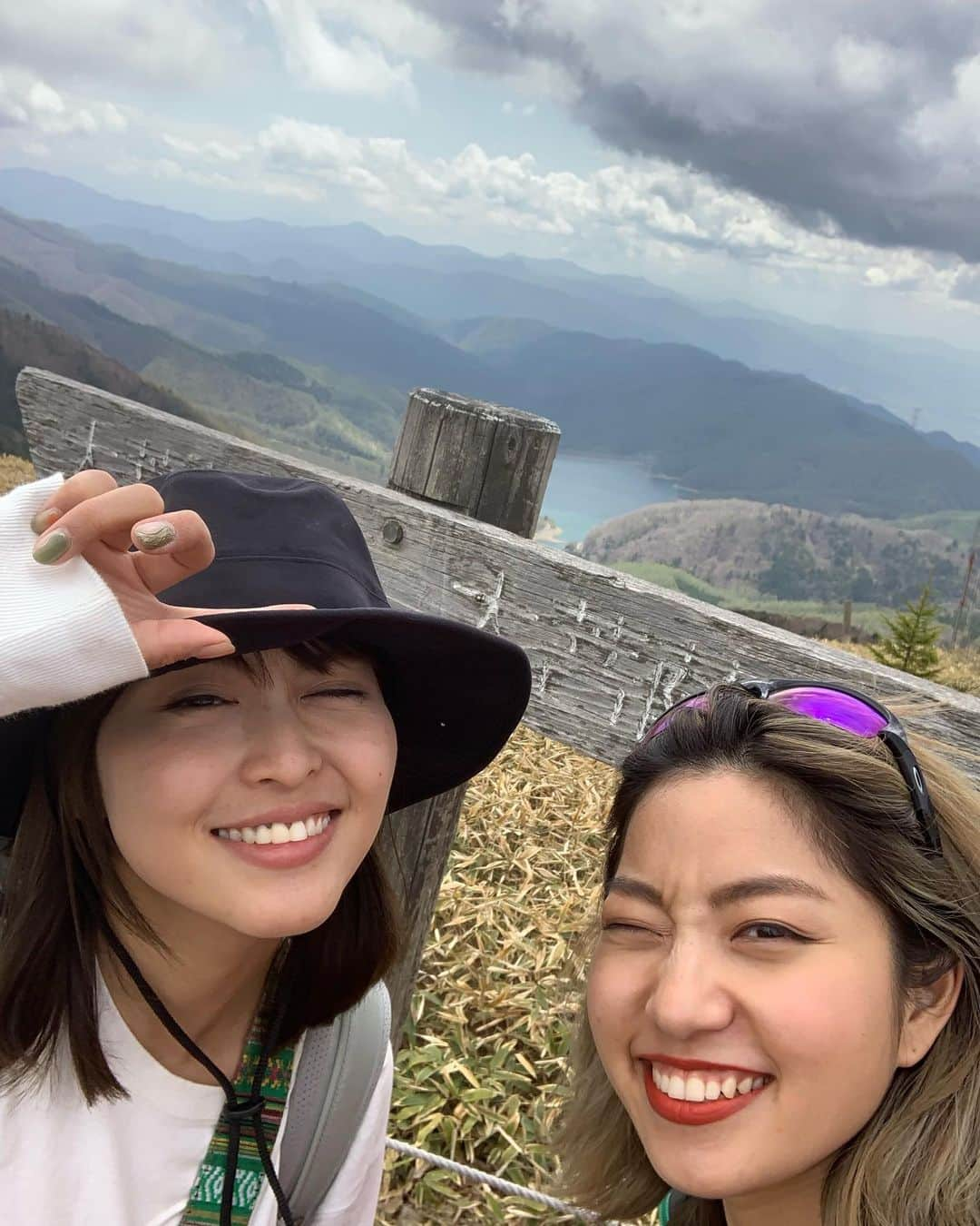 Rihwaさんのインスタグラム写真 - (RihwaInstagram)「大菩薩嶺⛰🌸🐍🌳🍃🌞🌼💖 春の登山⛰🥾💕🌸 #Rihwa #bestie #bff #三原勇希 @yuukimeehaa  #登山 #山登り #大菩薩嶺 #大菩薩峠 #2057m #山梨」5月18日 17時12分 - rihwa_official