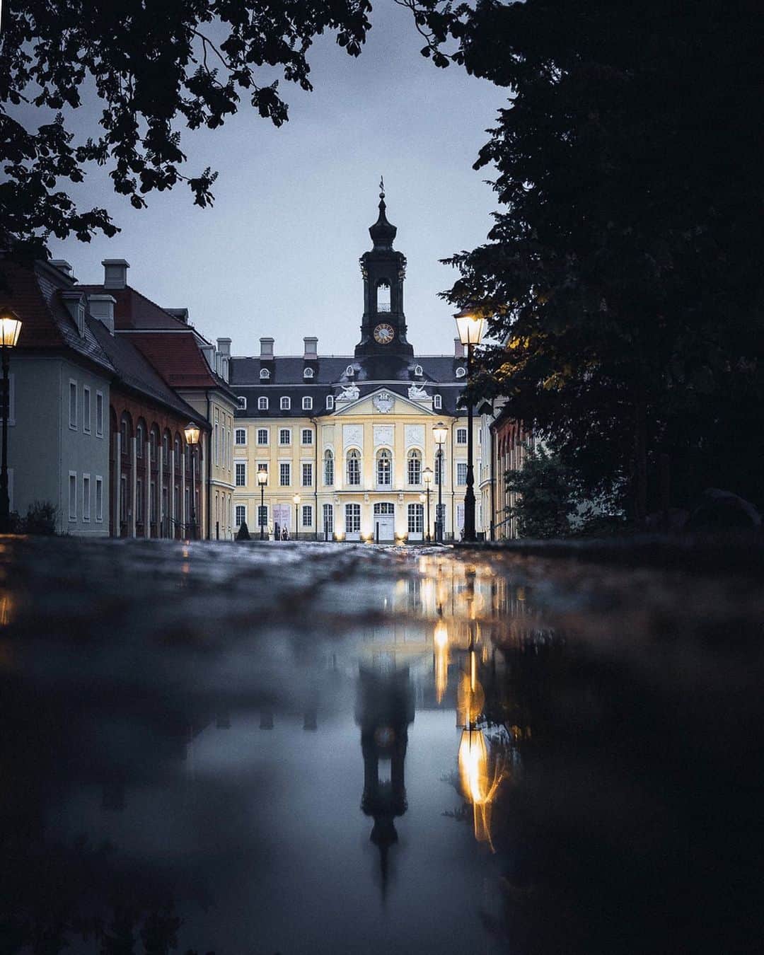 Thomas Kakarekoさんのインスタグラム写真 - (Thomas KakarekoInstagram)「castle walls visiting the baroque castle of Hubertusburg with @simplysaxony was an experience I won’t soon forget. built from 1721 onwards, #hubertusburg represents one of the most advanced achievements of Saxon Baroque architecture. today the castle is open to the public again, and presents two temporary exhibitions about its former residents: Friedrich August and Maria Josepha  #simplysaxony #sogehtsaechsisch」5月18日 17時15分 - thomas_k