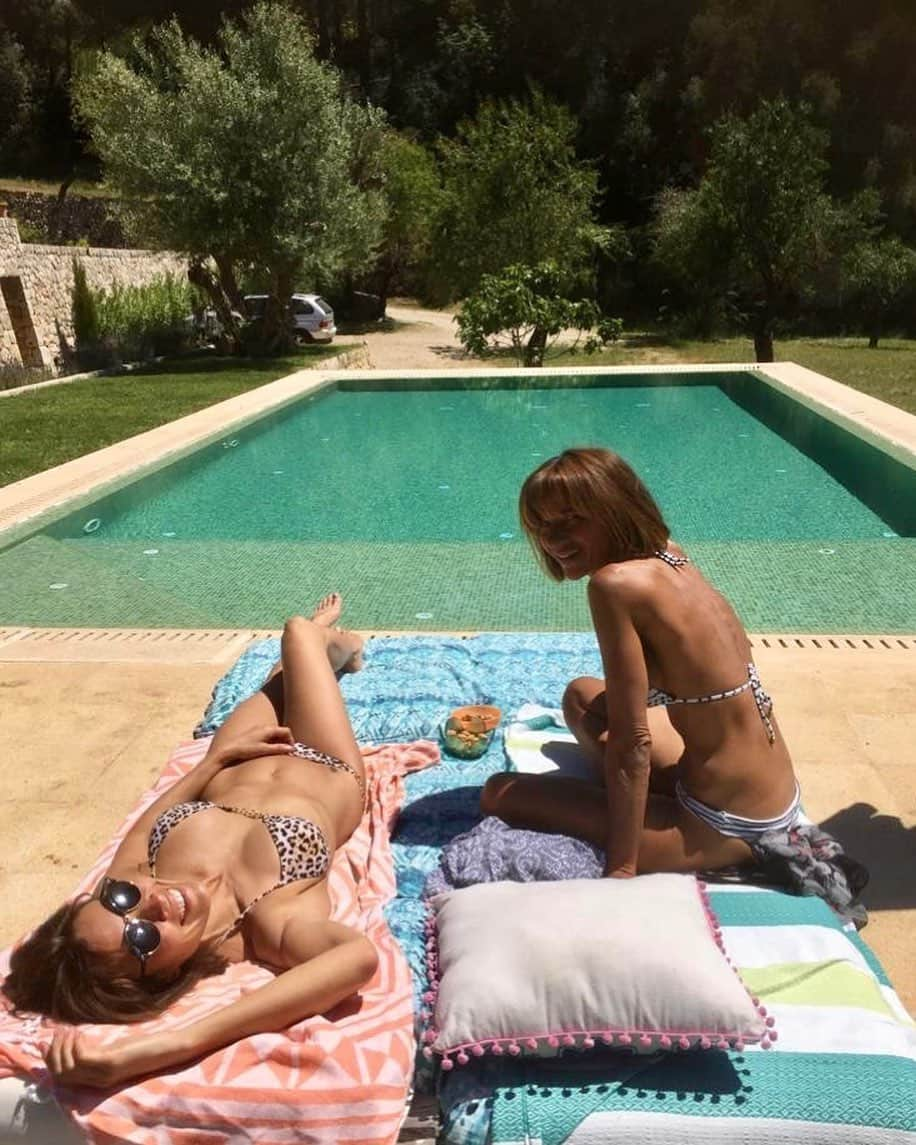 メラニー・サイクスさんのインスタグラム写真 - (メラニー・サイクスInstagram)「Just a quick trip to see my wonderful friend @samhemsley Always sad to say goodbye 💚 #poolside #friendship #mallorca shot by @ronalddodoo @elizabethhurleybeach #bikini」5月18日 17時17分 - msmelaniesykes